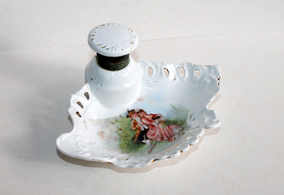 RARE ANCIEN JOLI ENCRIER en PORCELAINE DECOR SCENE GALANTE ROMANTIQUE, FIN XIXe