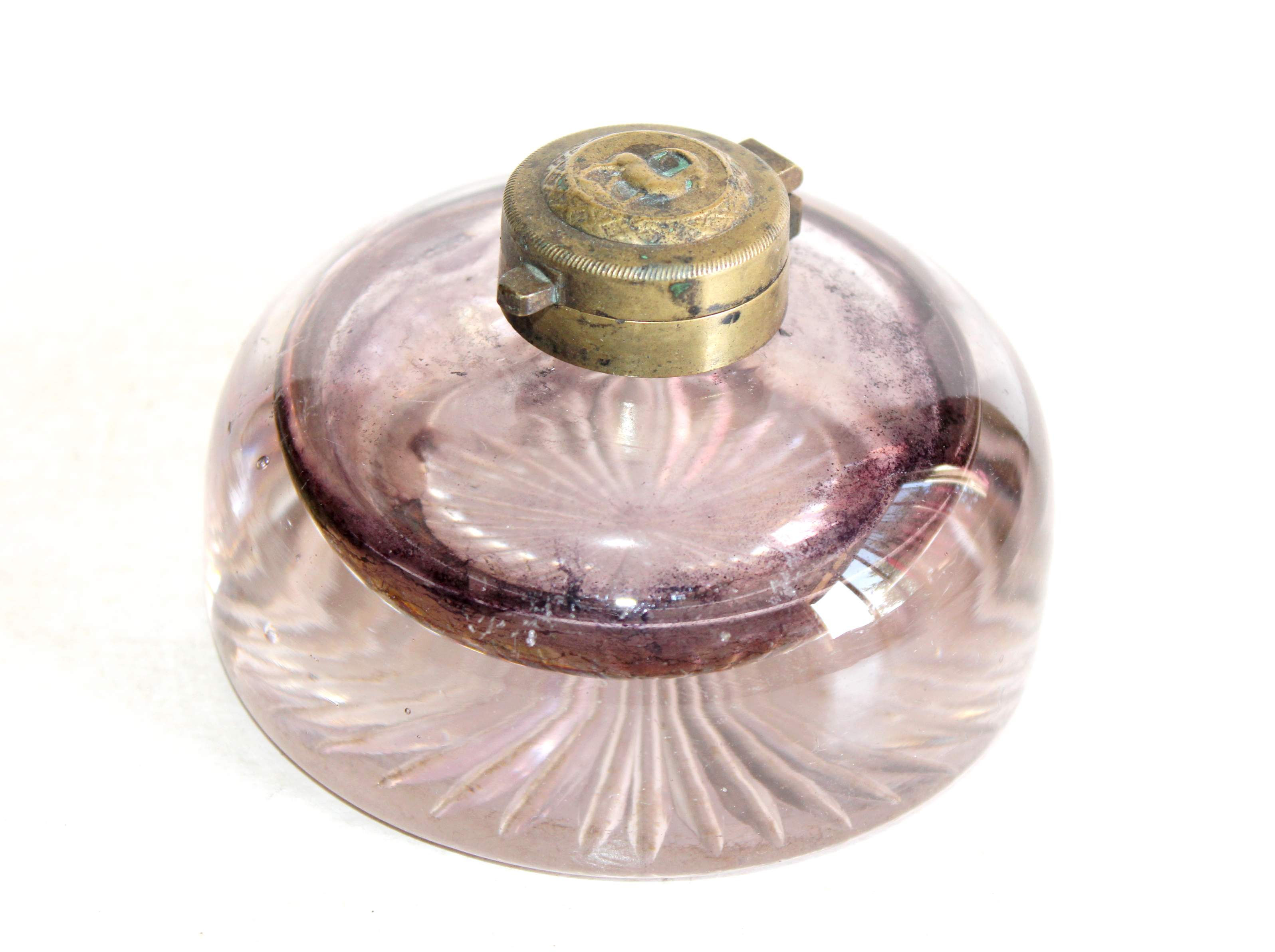 ANCIEN ENCRIER DE BUREAU EN CRISTAL TAILLÉ FLACON ROND LAITON BOUQUETIN 10x6,5cm