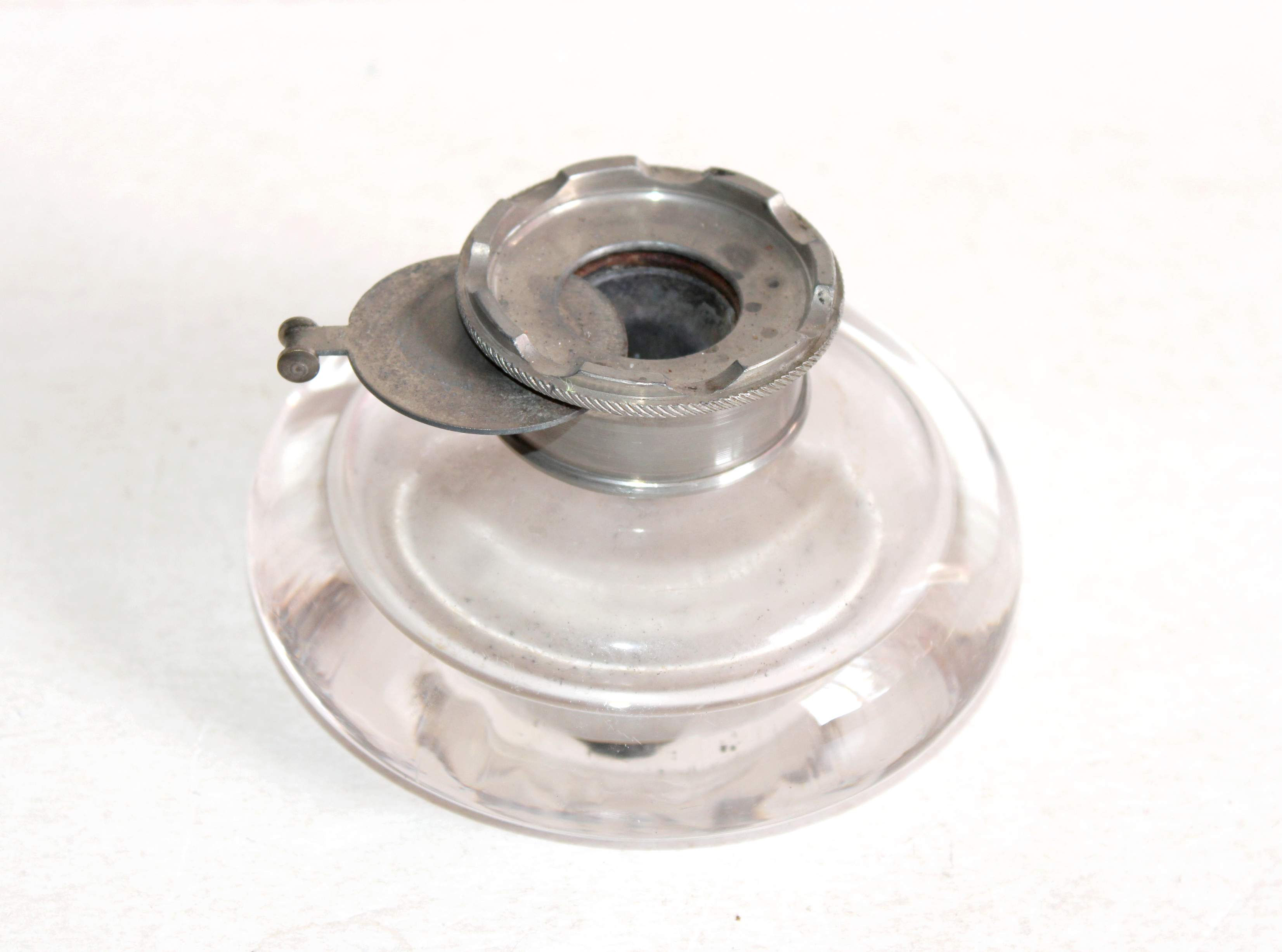 JOLI ANCIEN ENCRIER DE BUREAU EN VERRE SOUFFLÉ, FLACON ROND A BOUCHON PIVOTANT