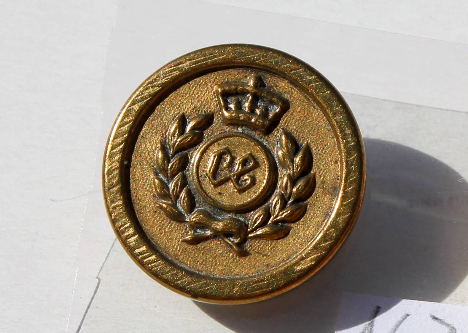 RARE BOUTON UNIFORME MILITAIRE ANCIEN - INITIALE "CE" + COURONNE, LAURIER D:22mm