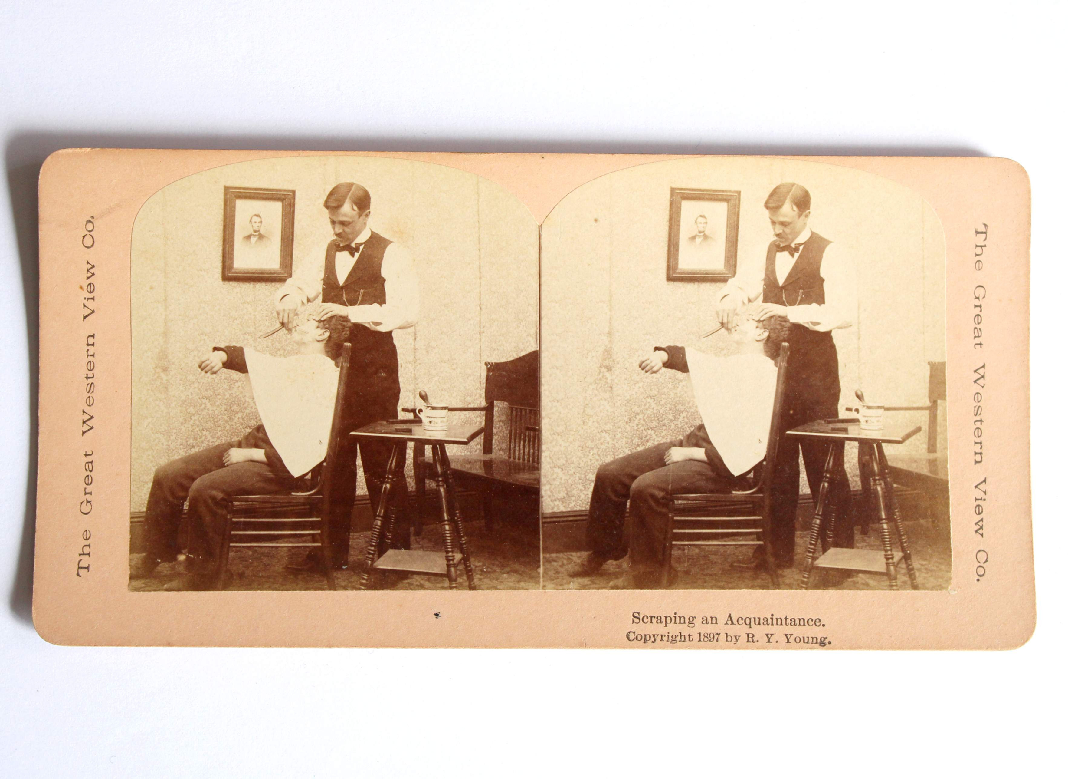 PHOTO VUE STEREO ALBUMINE SCENE DE VIE BARBIER COIFFEUR RASAGE CLIENT 1897 YOUNG