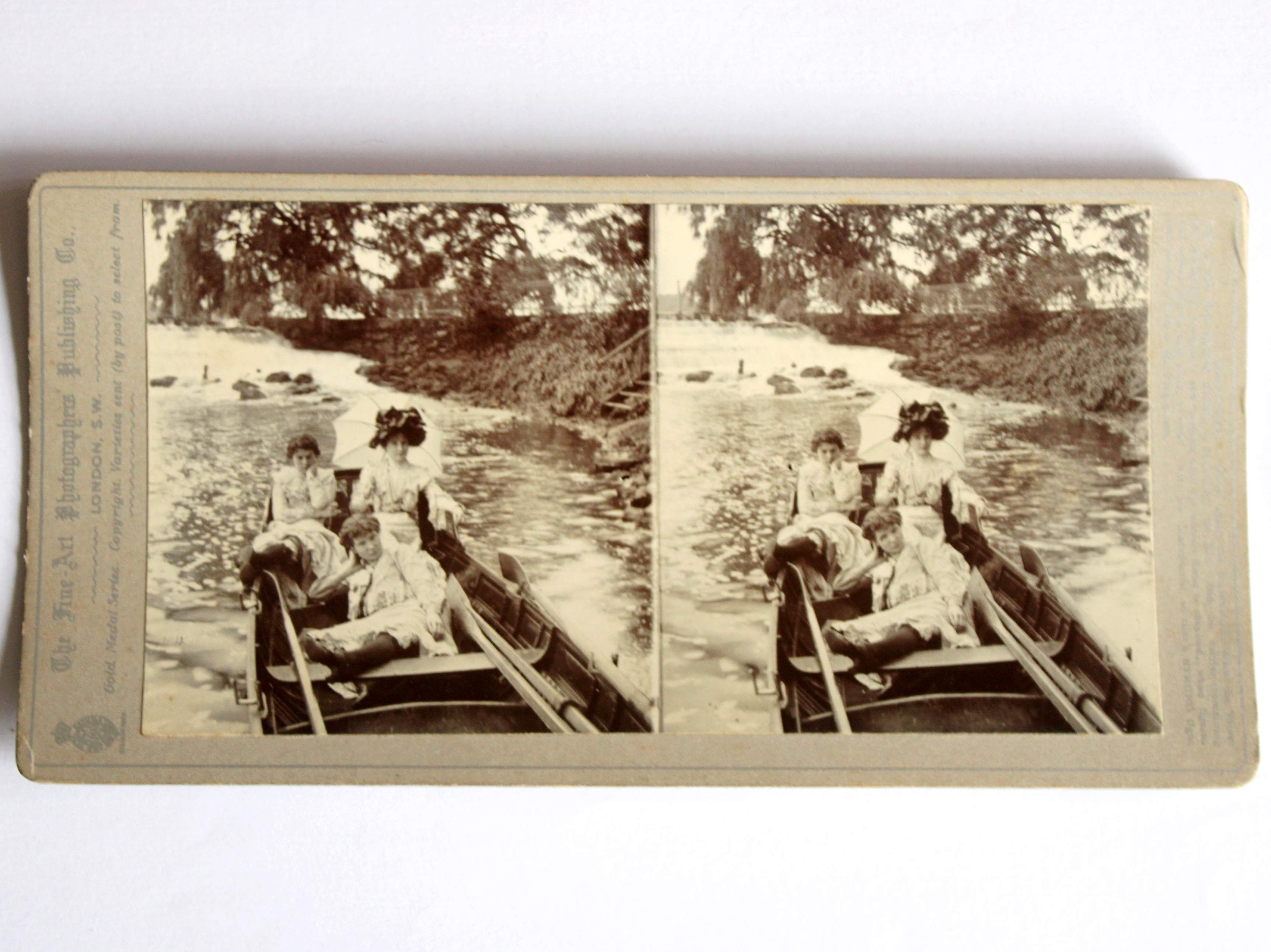 ANCIENNE PHOTO VUE STEREO ALBUMINE FEMME EN BARQUE, BATEAU SUR RIVIERE, FIN XIXe