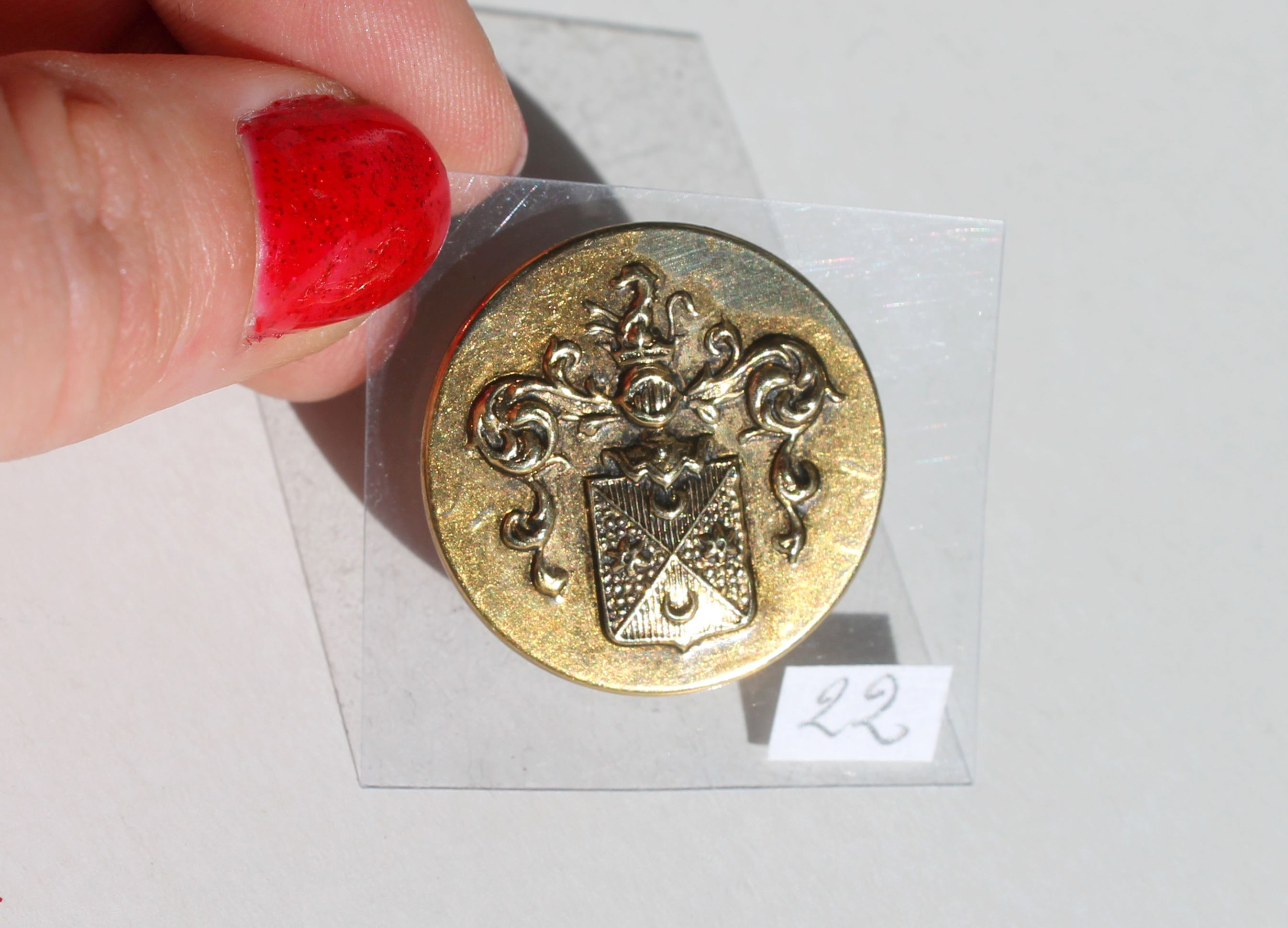 RARE BOUTON / BUTTON PLAT UNIFORME ANCIEN - MILITAIRE BLASON CASQUE EMBLEME 27mm