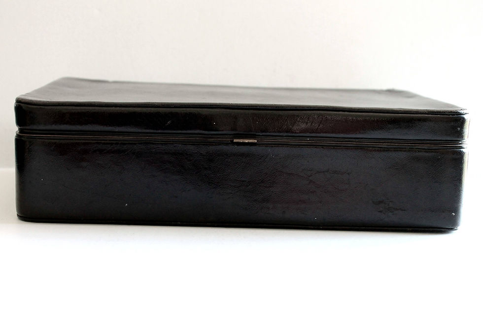 サムネイル： ANCIEN COFFRET / BOITE A MAQUILLAGE, ESTHETIQUE OU? EN CUIR NOIR - 25x16x7cm