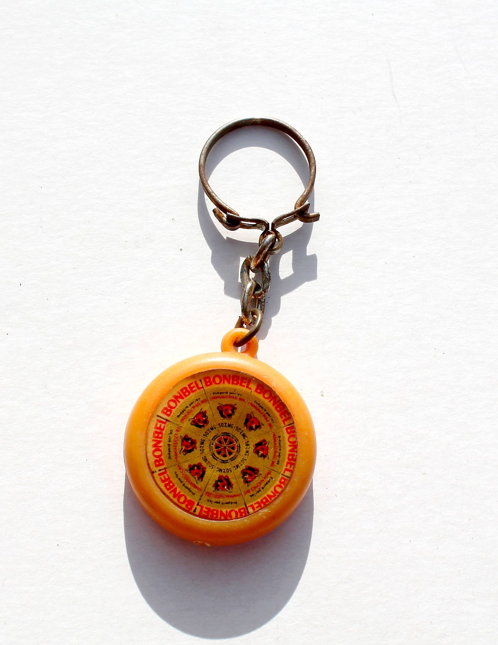 ANCIEN PORTE CLÉ / CLEF - BONBEL - LA VACHE QUI RIT - TOMME FROMAGE - D:3cm RARE