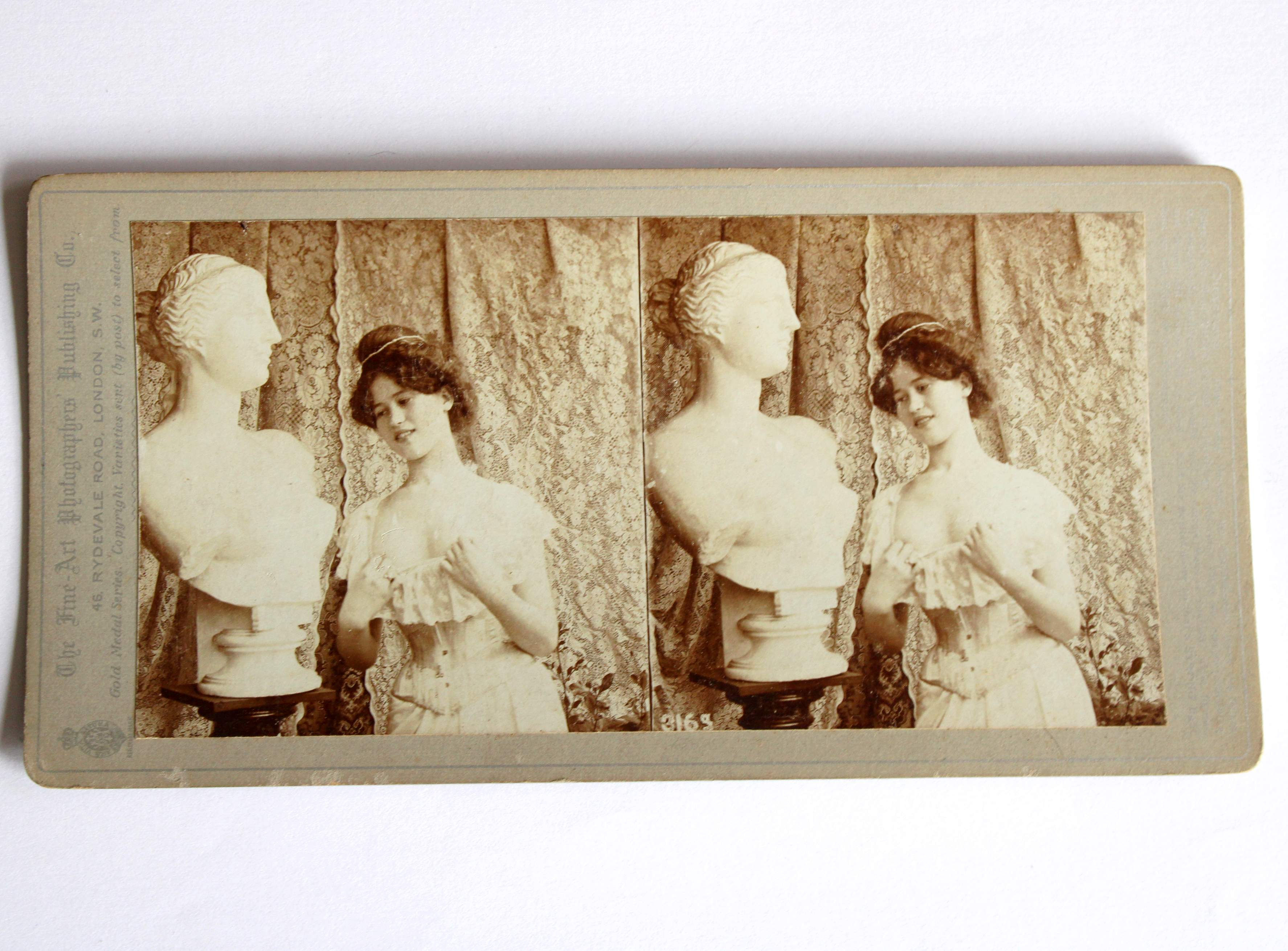 ANCIEN PHOTO VUE STEREO ALBUMINE FEMME COMPARE POITRINE AVEC LA STATUE, FIN XIXe