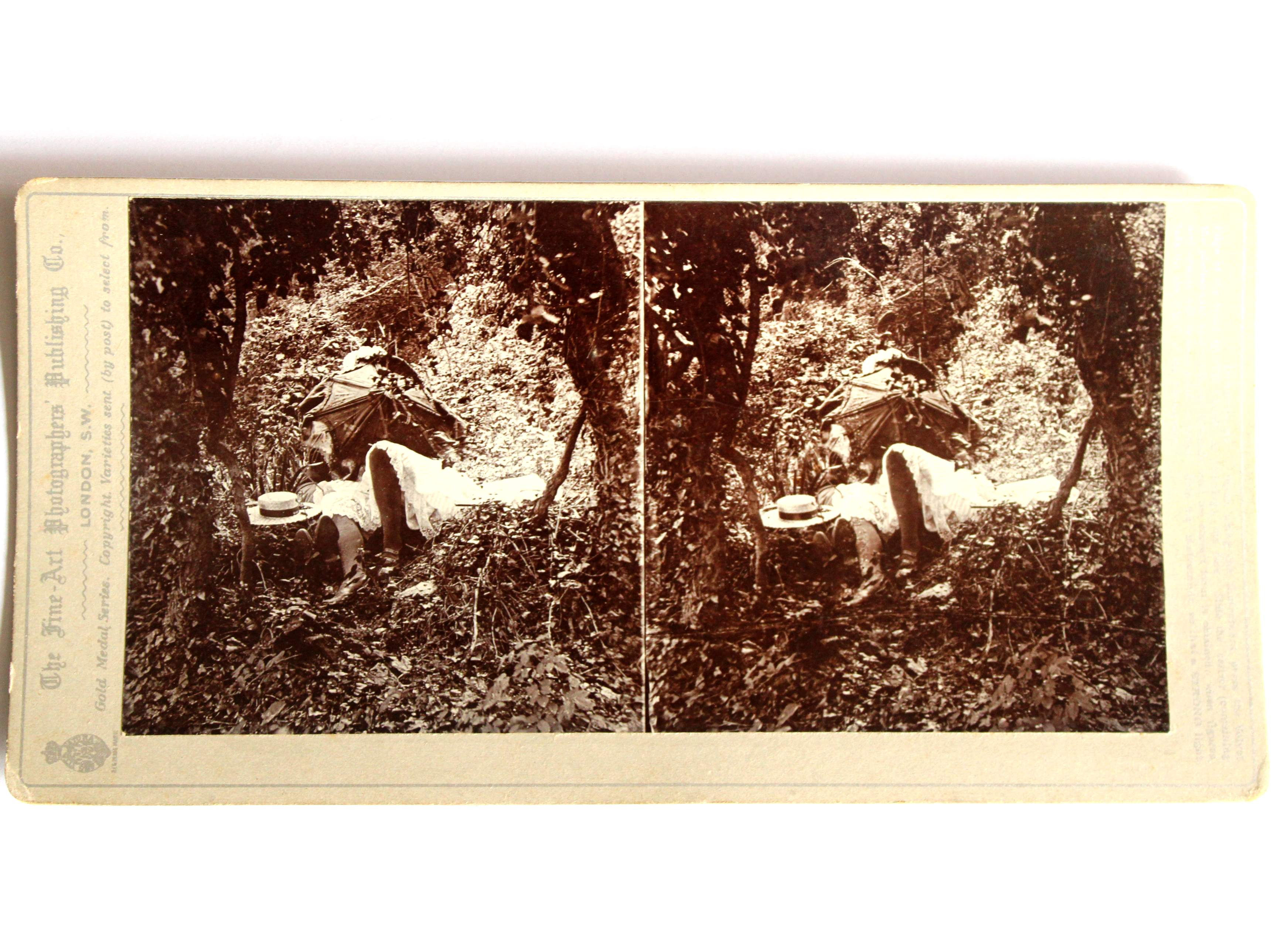 ANCIENNE PHOTO VUE STEREO ALBUMINE SCENE DE VIE COUPLE SE CACHE, FIN XIXe SIECLE