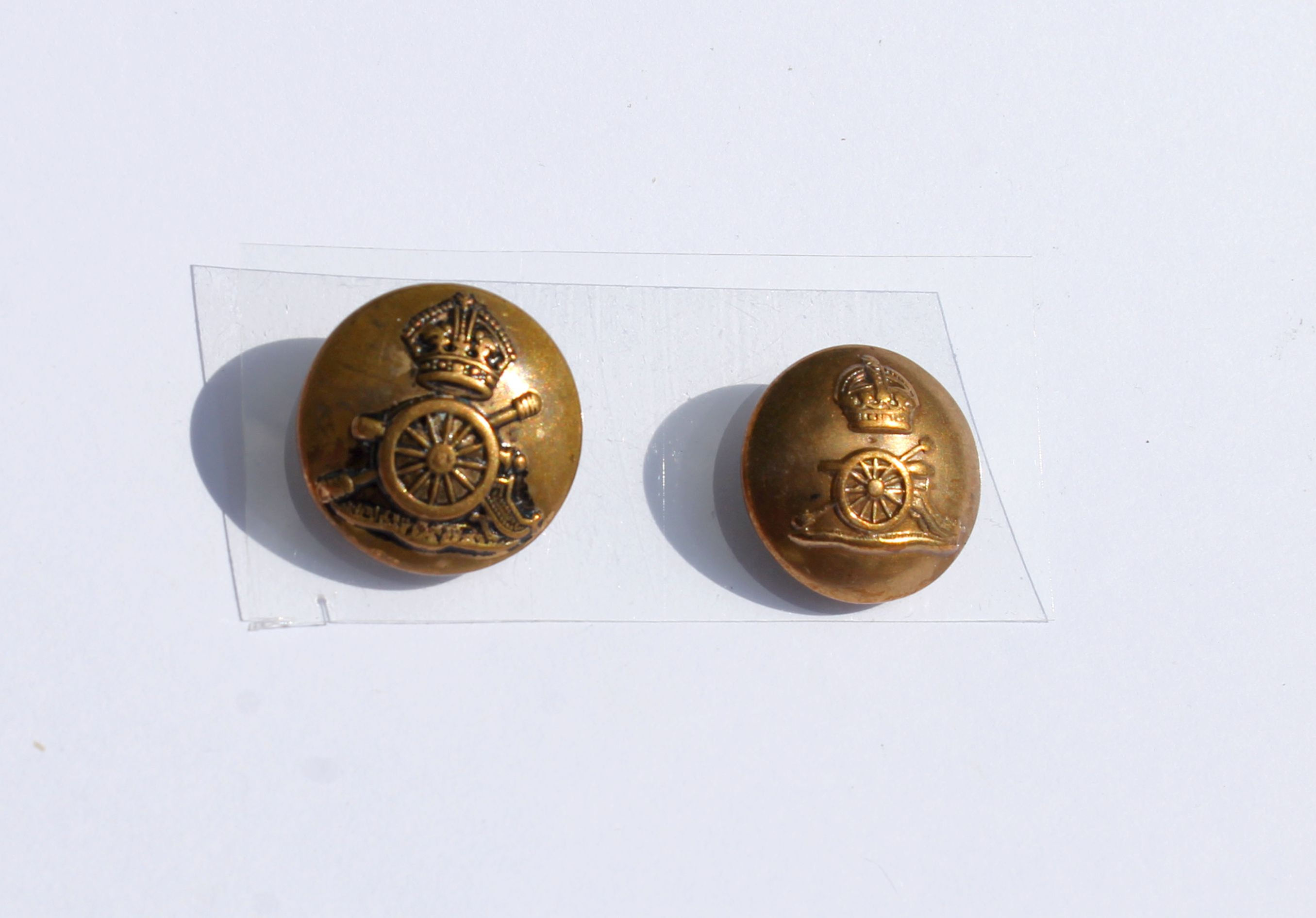2 BOUTON UNIFORME ANGLAIS - MILITAIRE ARTILLERIE ROYALE ARMÉE - CANON + COURONNE