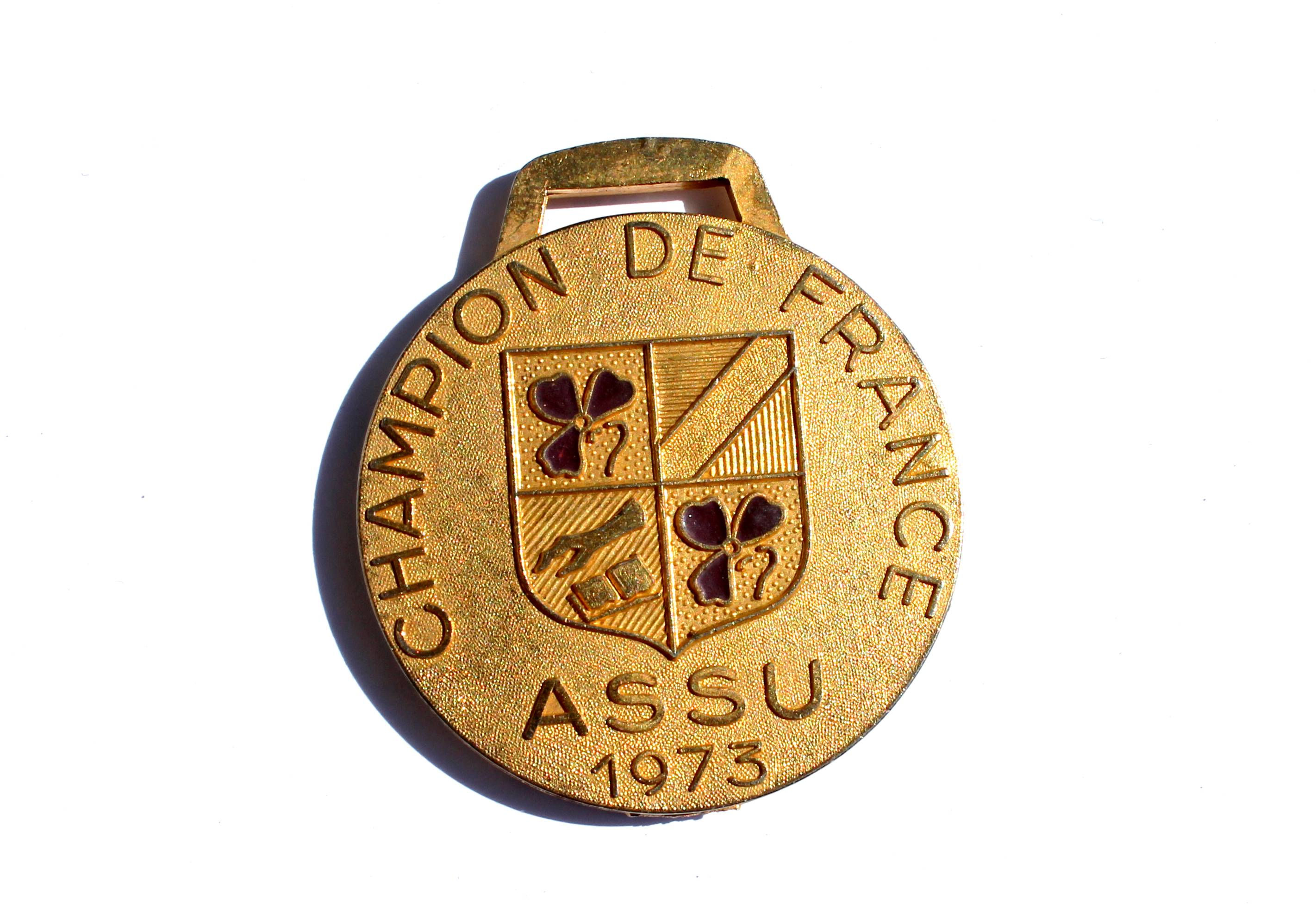 ANCIENNE MEDAILLE DE SPORT – ASSU 1973 – CHAMPION DE FRANCE – BRONZE DORÉ D: 5cm