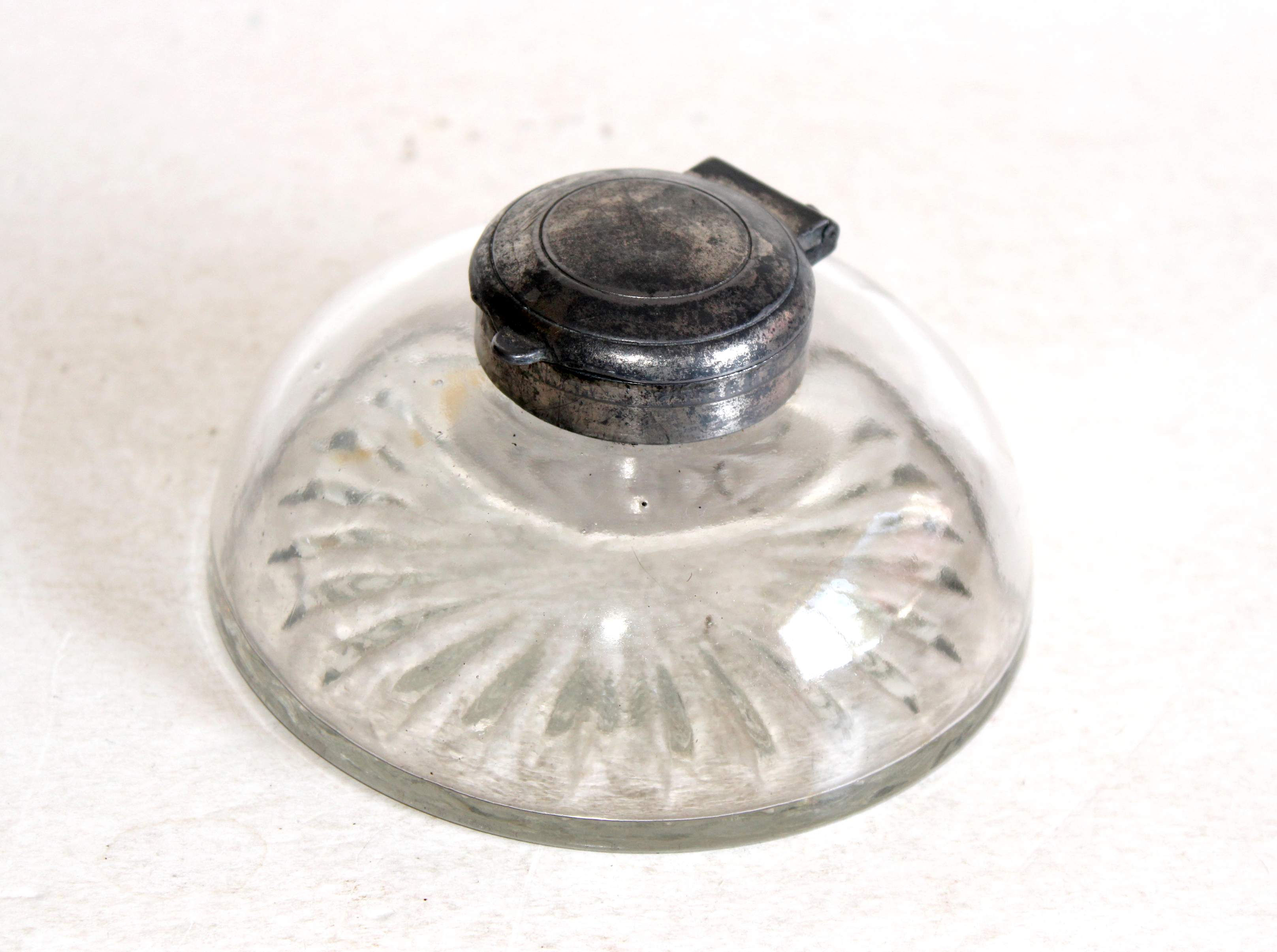 JOLI ANCIEN ENCRIER DE BUREAU EN VERRE MOULÉ, FLACON, ROND DECOR ETOILE 11x6cm