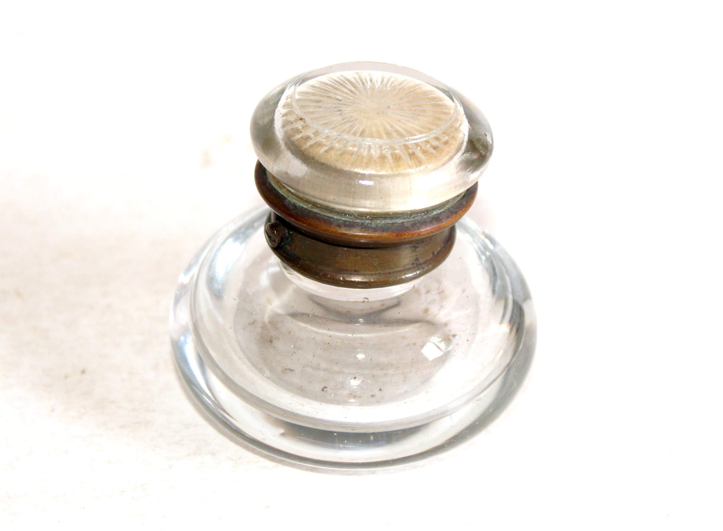 JOLI ANCIEN ENCRIER DE BUREAU EN VERRE SOUFFLÉ, FLACON FORME RONDE / 6,5x6,5cm