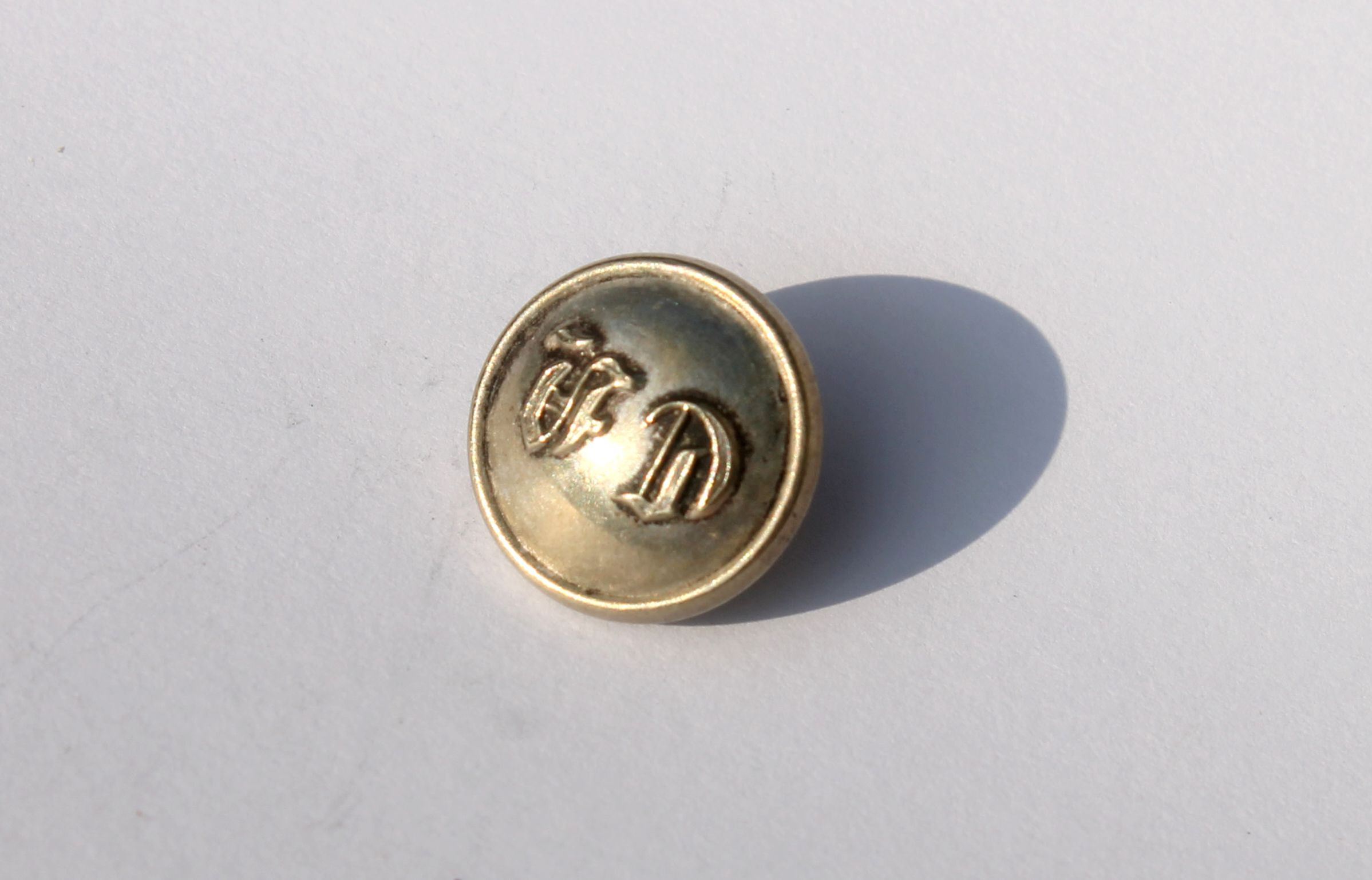 BOUTON UNIFORME ANCIEN DE LIVRÉE CHIFFRÉ - GOTHIQUE - INITIALE "CN" - 16mm