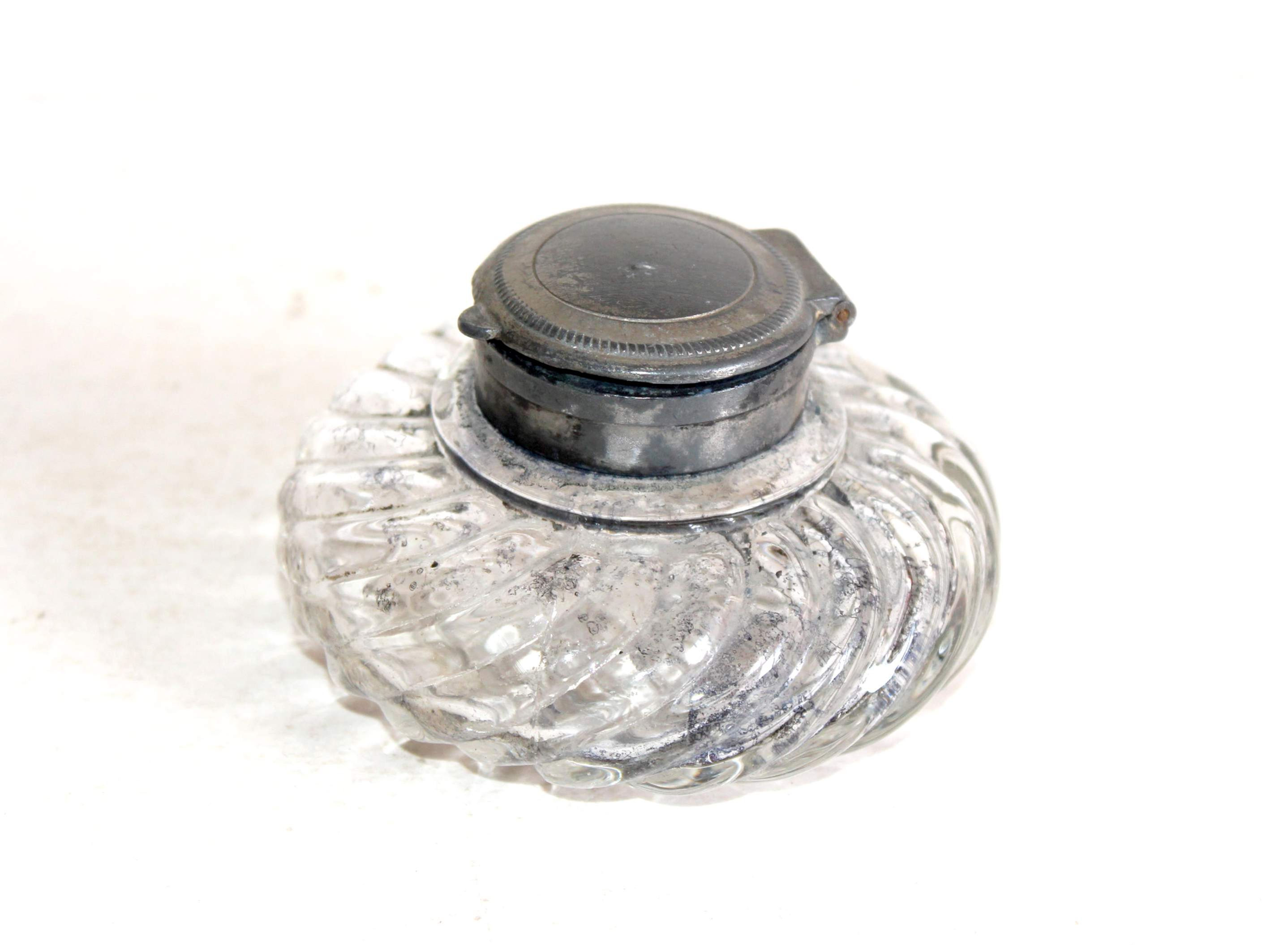 JOLI ANCIEN ENCRIER DE BUREAU EN VERRE MOULÉ, FLACON ROND DECOR TORSADE 8,5x5cm