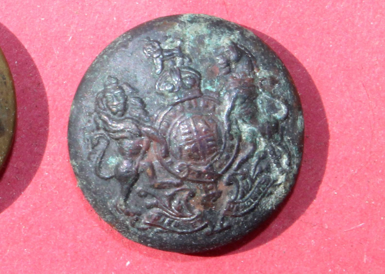 BOUTON UNIFORME MILITAIRE ANGLAIS de LIVRÉ, BLASON LION LICORNE, CUIVRE - D:23mm