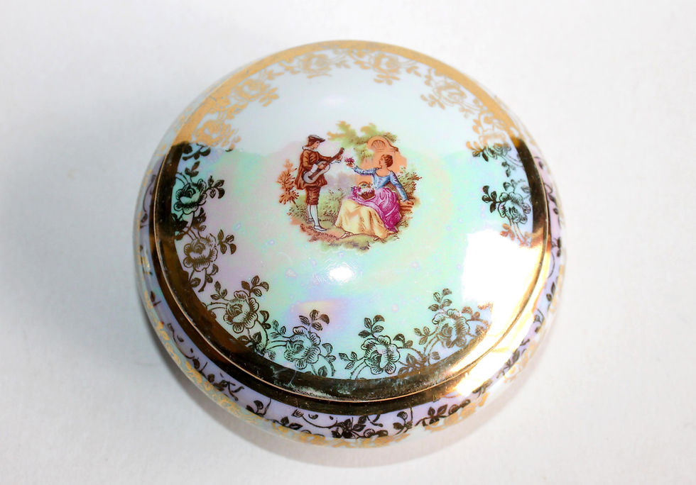 LIMOGES FRAGONARD BONBONNIERE, BOITE BIJOU en PORCELAINE DORÉ MAIN SCENE GALANTE