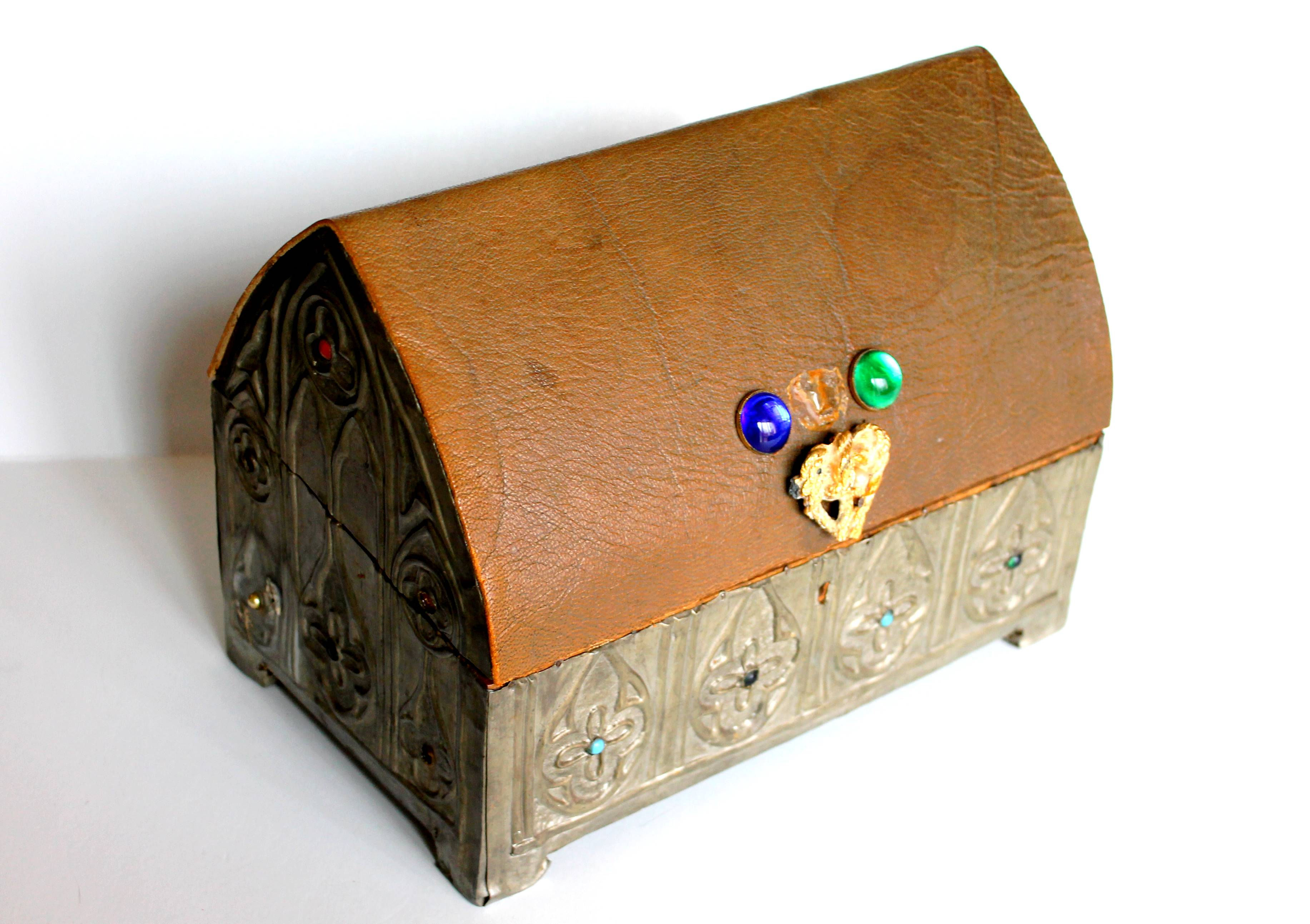 ANCIEN CHÂSSE COFFRET RELIQUAIRE BOITE CUIR & ETAIN REPOUSSÉ + PERLES 25x15x19cm