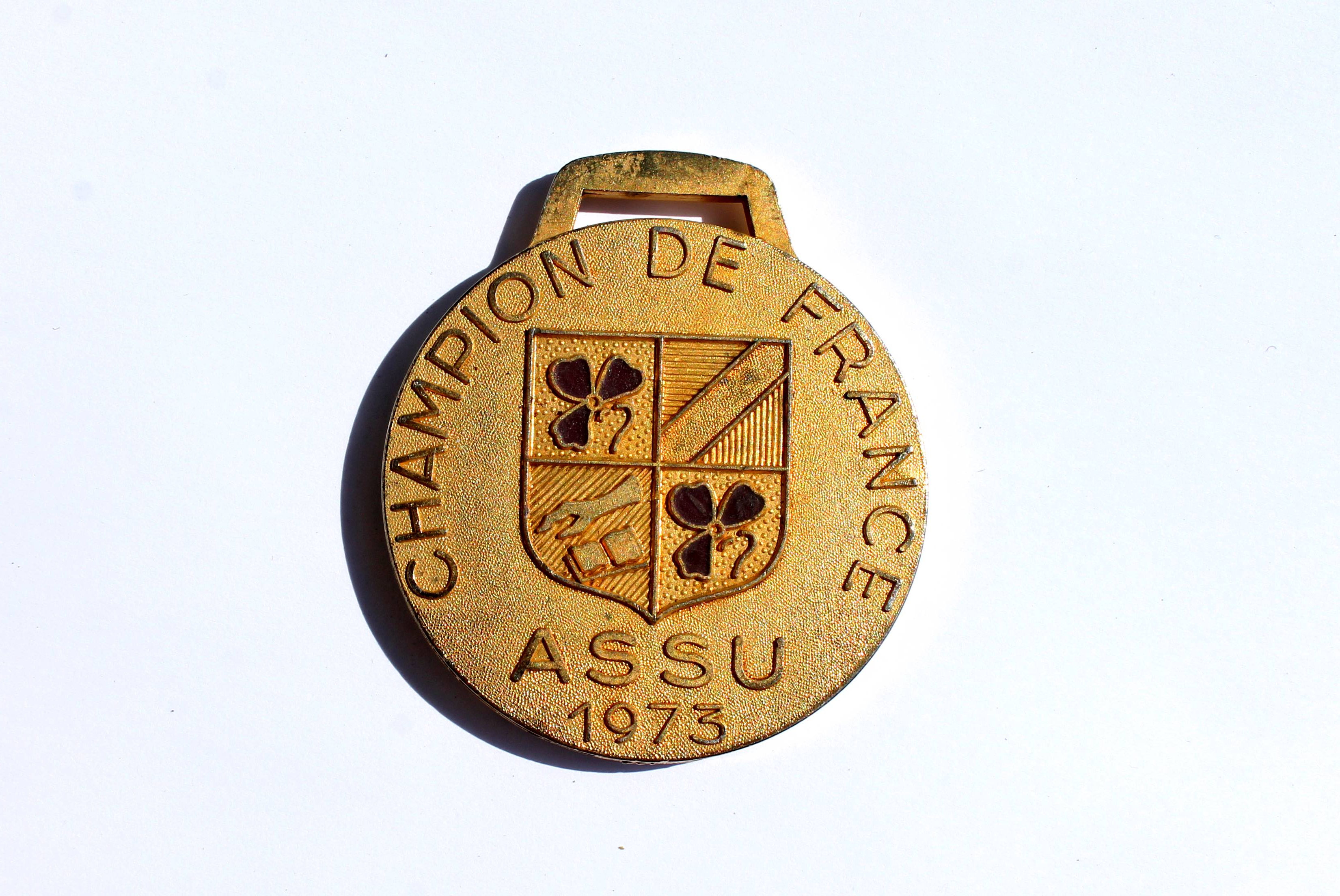ANCIENNE MEDAILLE DE SPORT – ASSU 1973 – CHAMPION DE FRANCE – BRONZE DORÉ D: 5cm