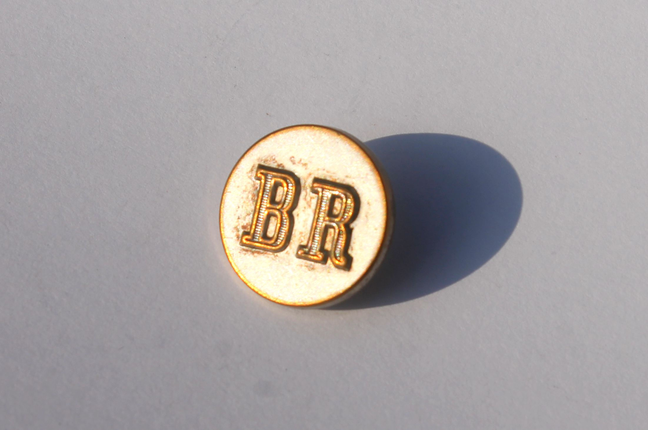 BOUTON PLAT UNIFORME ANCIEN DE LIVRÉE CHIFFRÉ - 2 LETTRE - INITIALE "BR" - 17mm