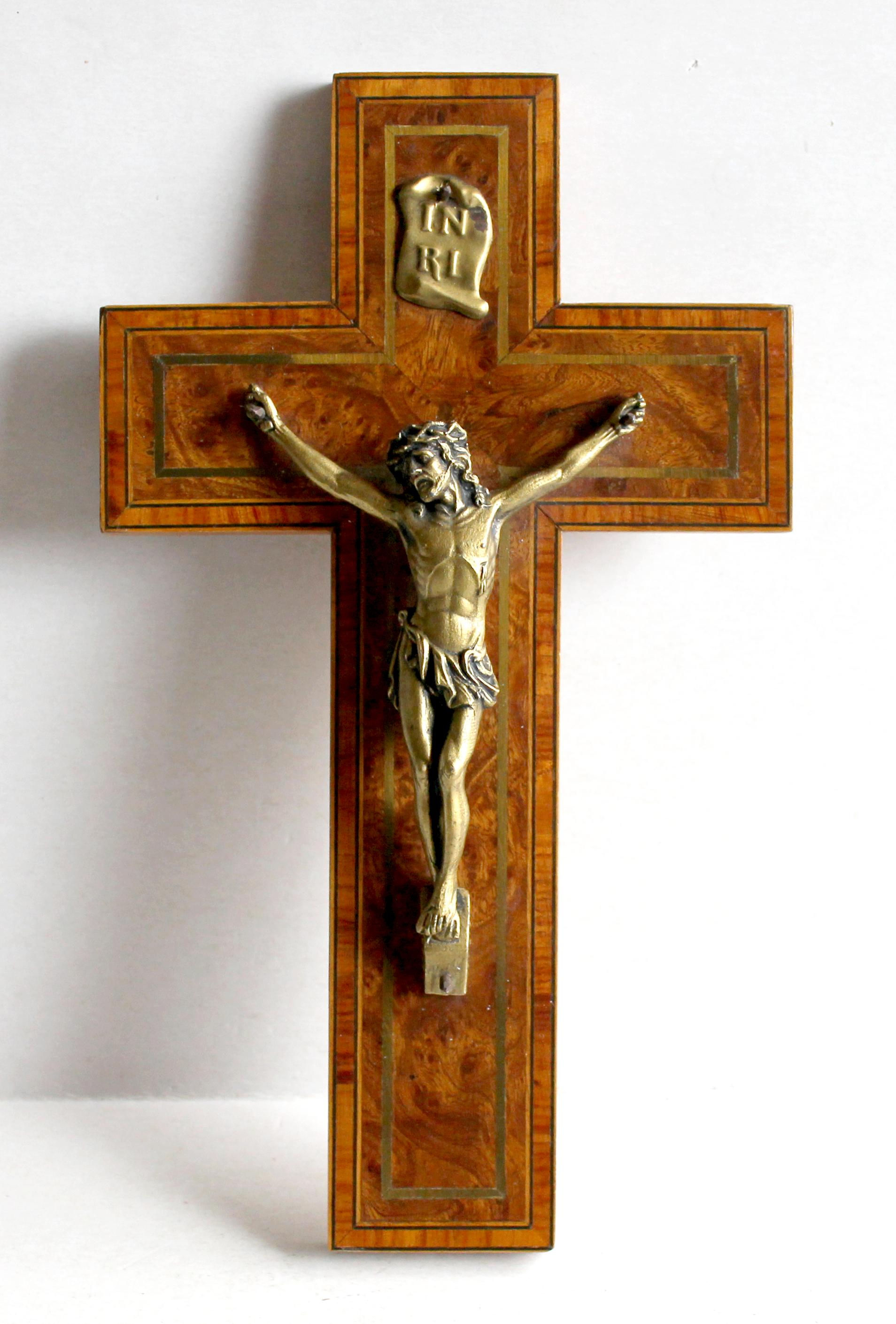 CRUCIFIX JESUS CHRIST INRI CROIX EGLISE CHENE PLAQUÉ RONCE ACAJOU DEBUT XXe 25cm