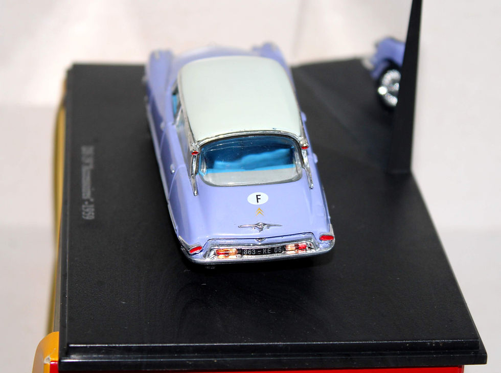 Miniatyrbild: DS COLLECTION 1/43 VOITURE CITROEN DS 19 ACCESSOIRES 1959, AUTO VIOLET ET BLANC