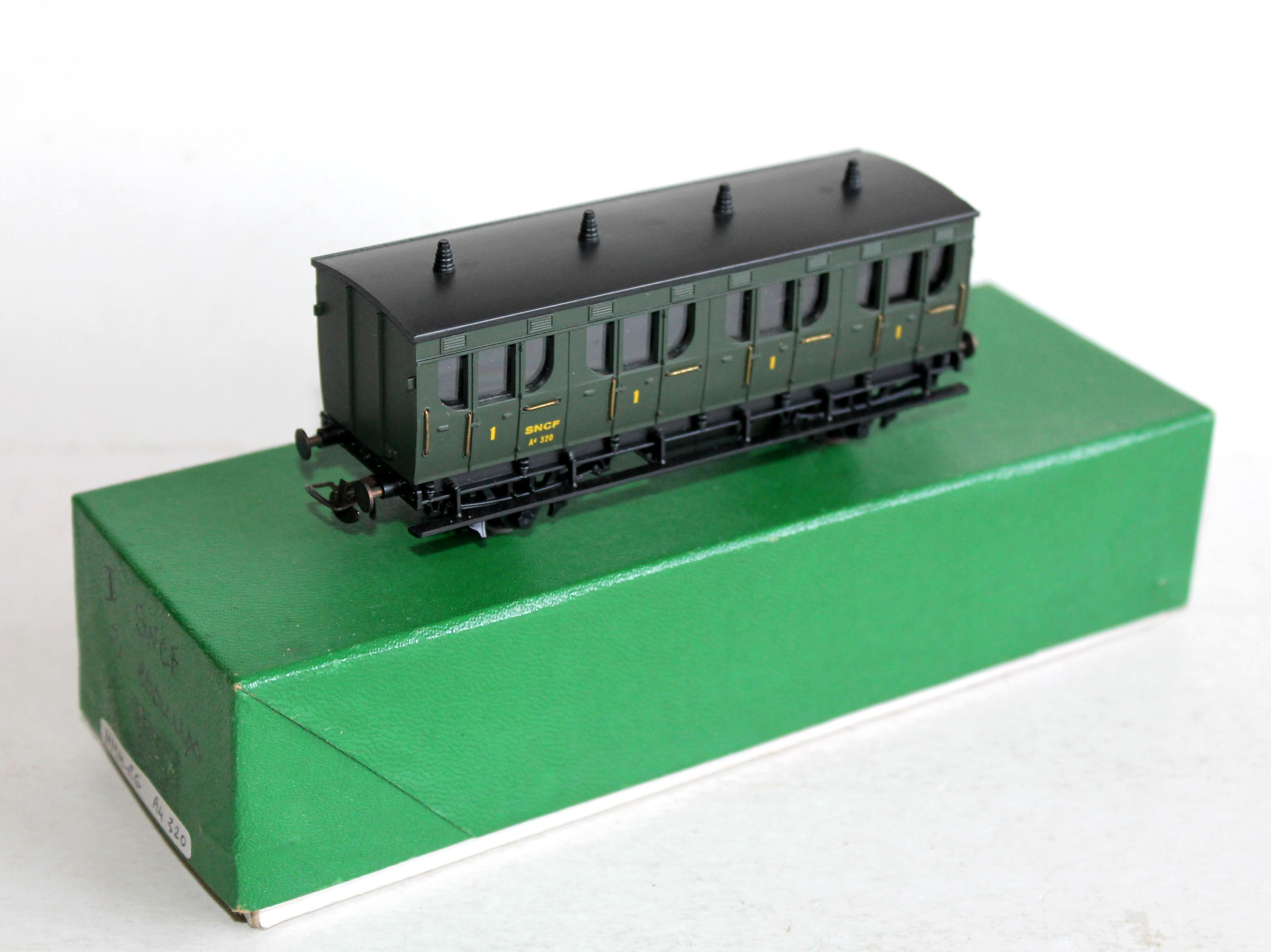 MMM RG HO WAGON COMPARTIMENT VOITURE VOYAGEUR PORTIERE LATERAL 1e Cl SNCF A4 320