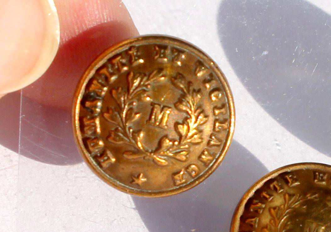 BOUTON / BUTTON UNIFORME ANCIEN - "M" HUMANITE ET VIGILANCE PERFEC D:15mm / RARE