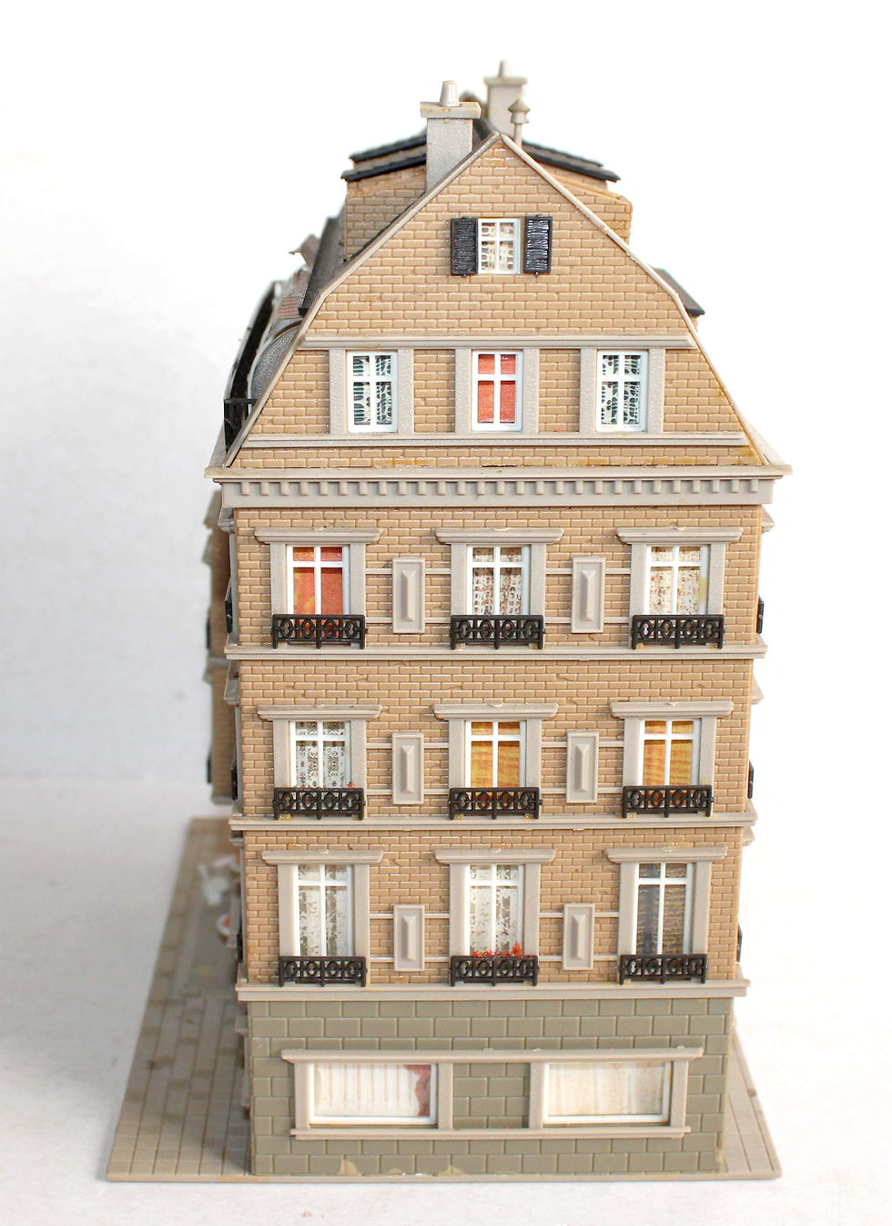 Pikkukuva: VOLLMER HO 43781 MAQUETTE MAISON BOURGEOISE DE VILLE AVEC RESTAURANT + ECLAIRAGE