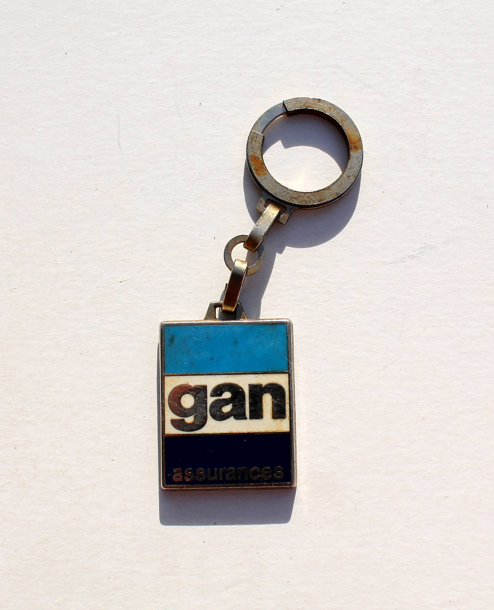 ANCIEN PORTE CLÉ / CLEF METAL - GAN ASSURANCES - 2,5x3cm - RARE VINTAGE KEYCHAIN