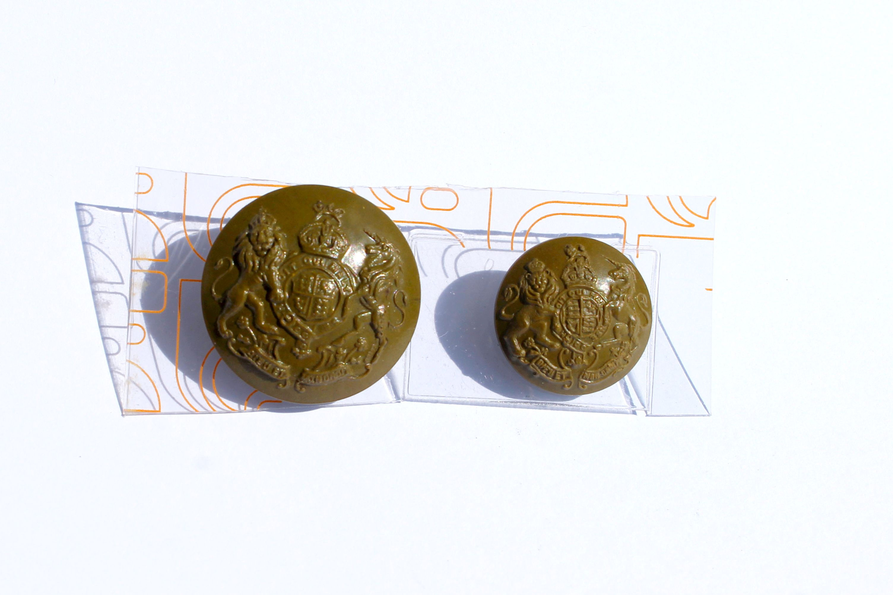 2 BOUTON UNIFORME - BAKELITE - MILITAIRE ANGLAIS ARMOIRIE BLASON LION LICORNE