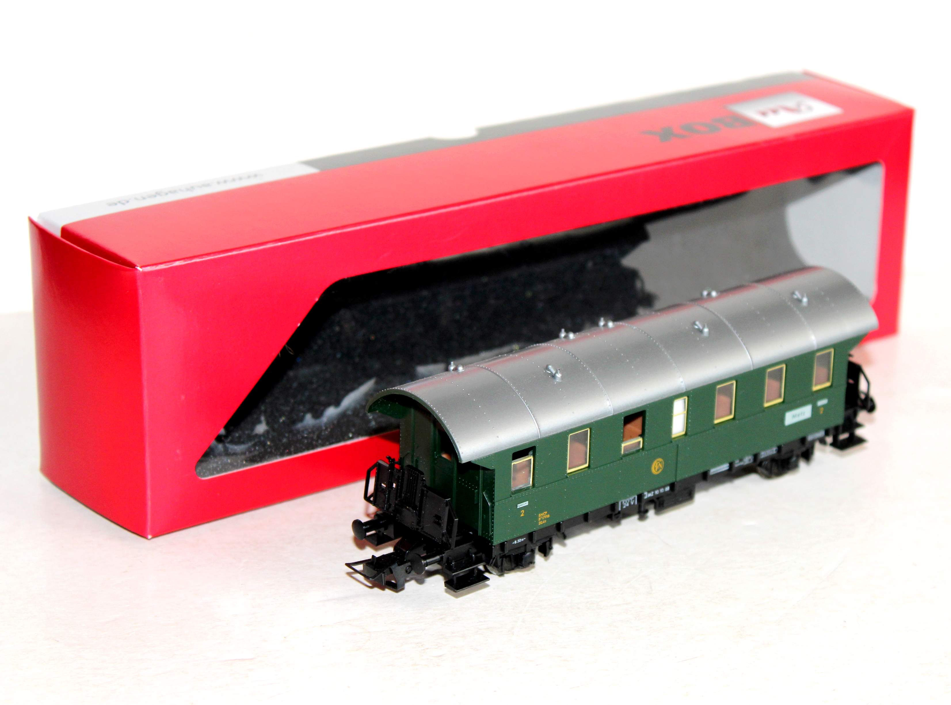 FLEISCHMANN HO 5063 VOITURE VOYAGEUR BOITE TONNERRE 2e Cl SNCF AMENAGÉ + LUMIERE