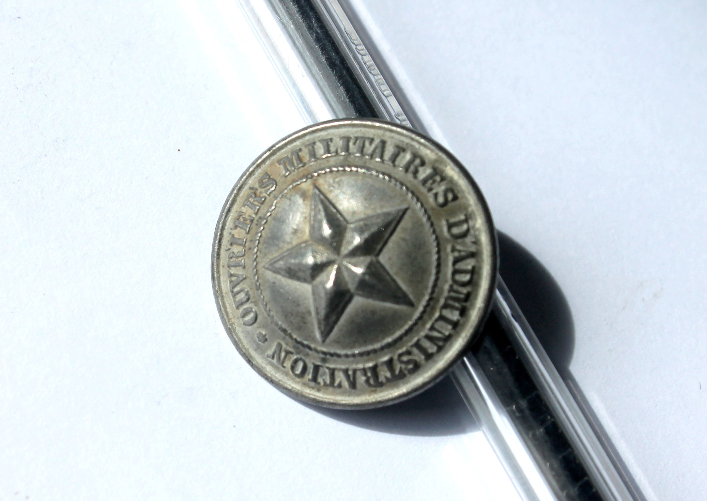 BOUTON / BUTTON UNIFORME ANCIEN - OUVRIERS MILITAIRES D'ADMINISTRATION - D:24mm