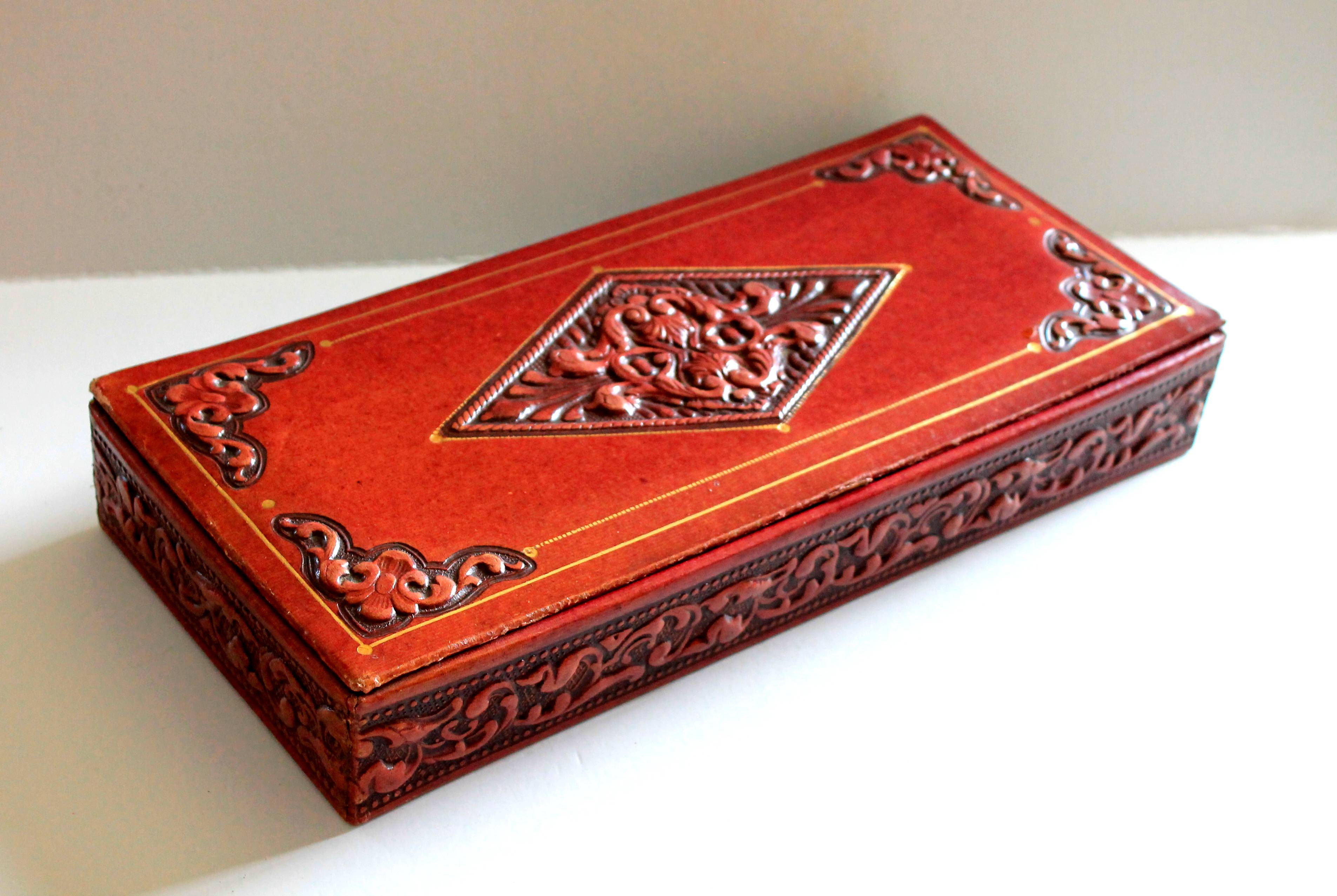 MAGNIFIQUE ANCIEN COFFRET, BOITE EN CUIR MARTELÉ / REPOUSSÉ + DORURE 30x13,5x5cm