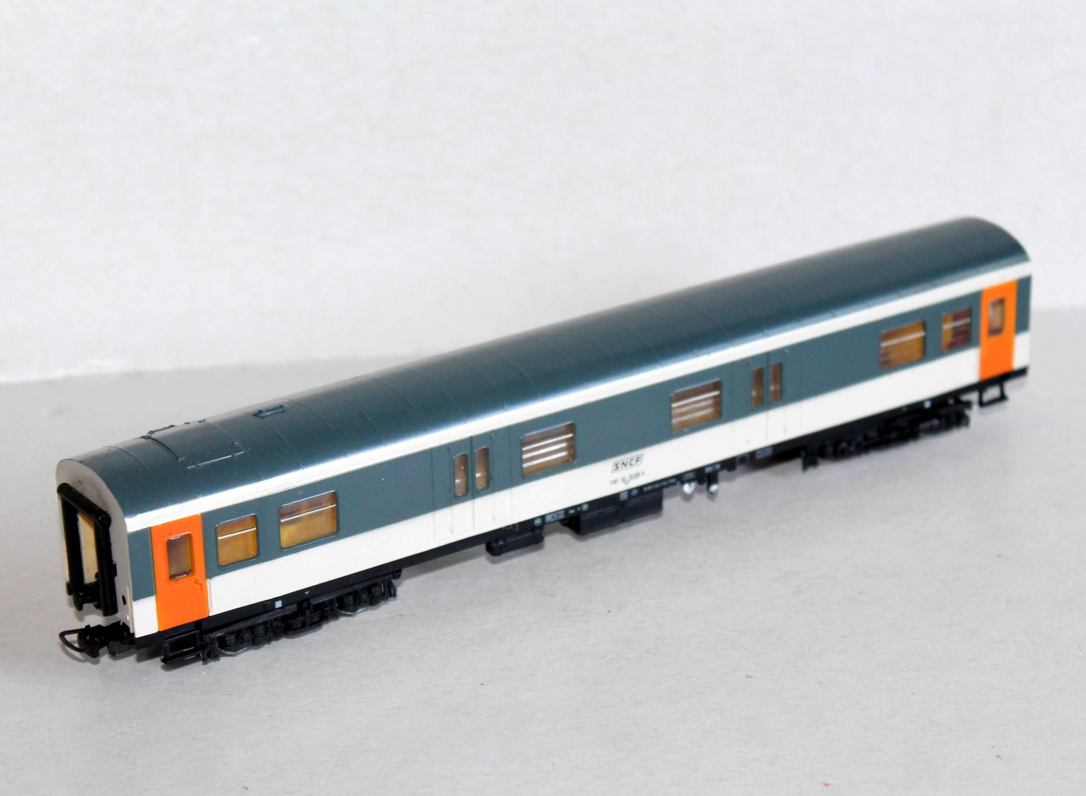 RARE! PIKO HO VOITURE VOYAGEUR CORAIL AMENAGÉ, SNCF 5187 92-70 001-6 + ECLAIRAGE