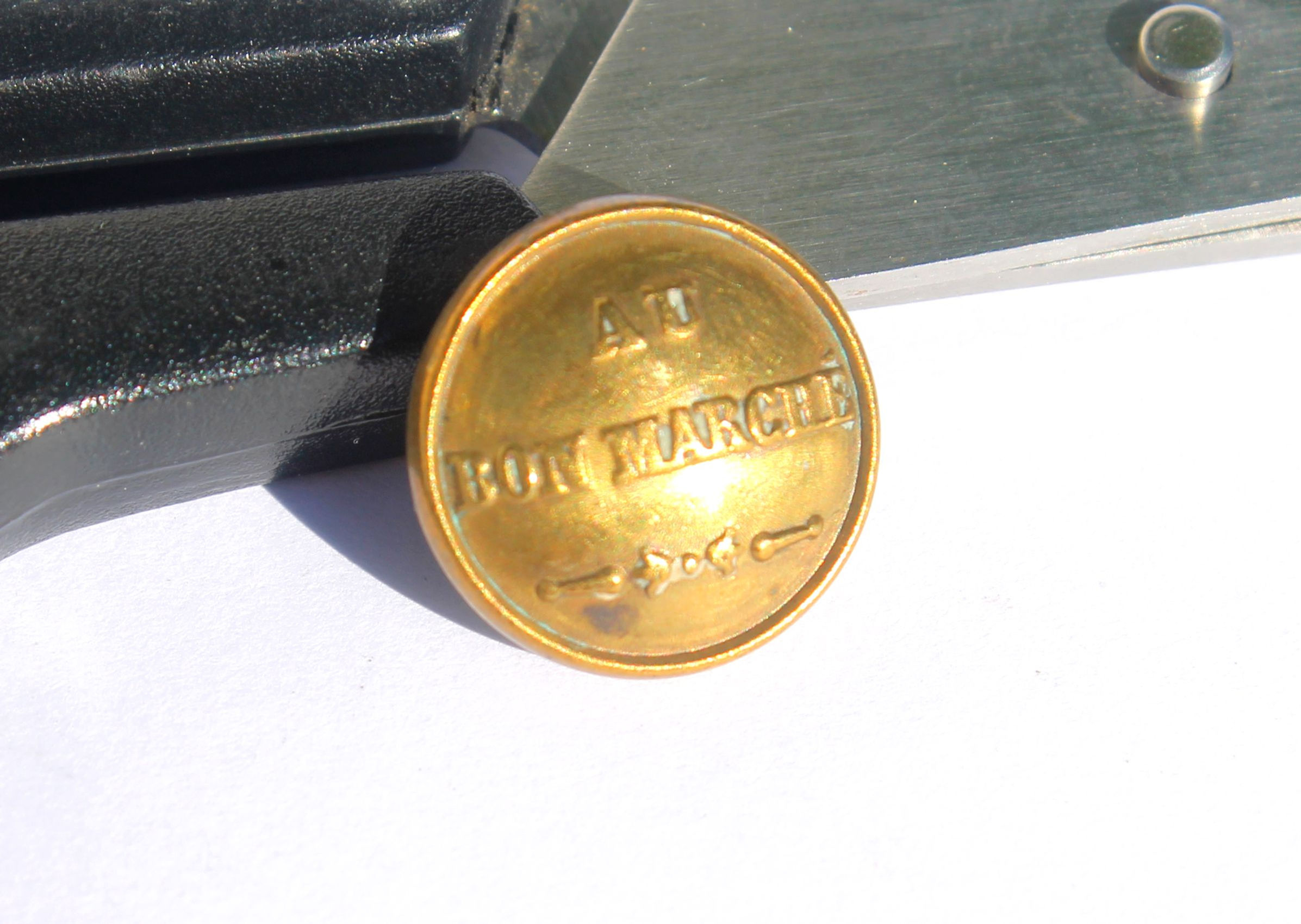 BOUTON UNIFORME ANCIEN - AU BON MARCHE - DUGOUR – PARIS? - D:16mm