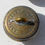 Miniaturebillede: BOUTON UNIFORME MILITAIRE ANCIEN COURONNE LAURIER DRAPEAU ÉTENDARD CROISÉ D:19mm