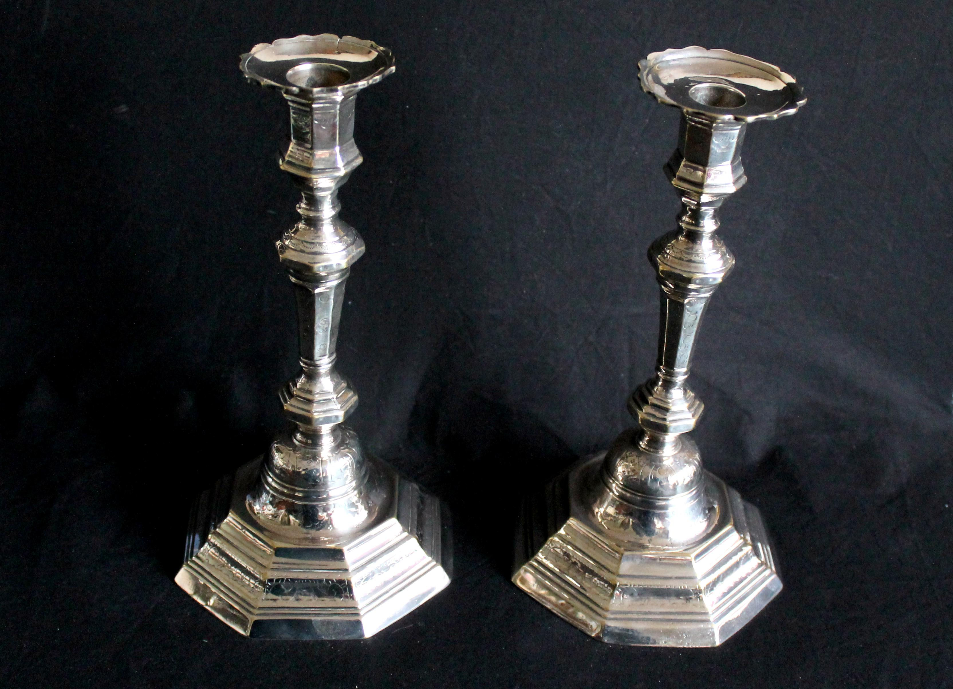 ANCIENNE PAIRE BOUGEOIR FLAMBEAU en BRONZE ARGENTÉ EPOQUE LOUIS XV, DECOR CISELÉ