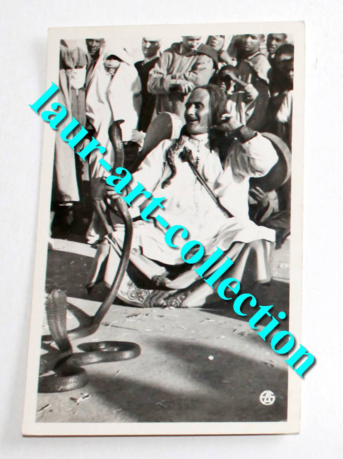 CPA ANIMÉ SCENES & TYPE D'AFRIQUE DU NORD HOMME LES SOUKS LE CHARMEUR DE SERPENT