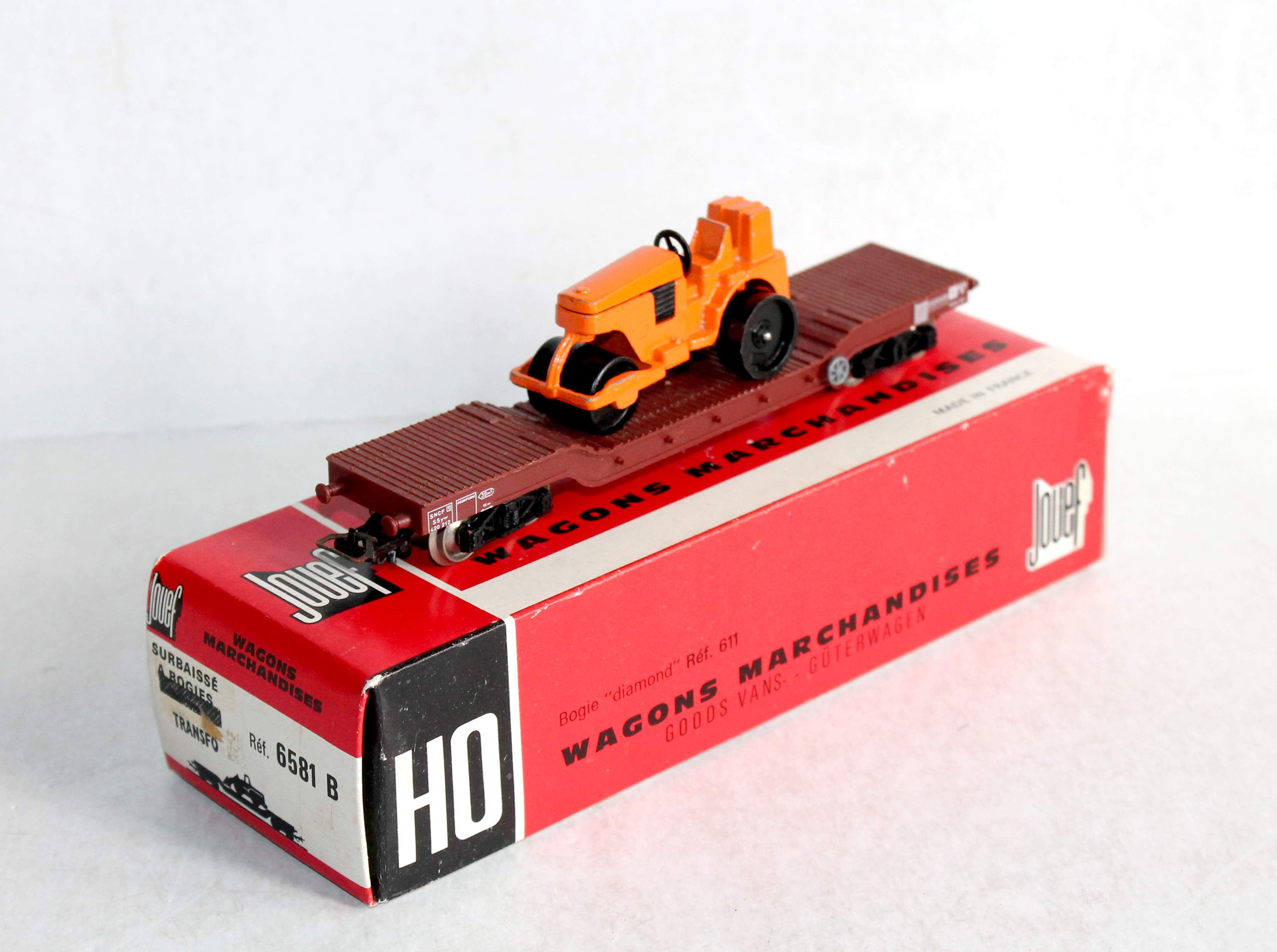 RARE JOUEF HO 6581B WAGON PLATEFORME SURBAISSE +CHARGE ROULEAU COMPRESSEUR CORGI