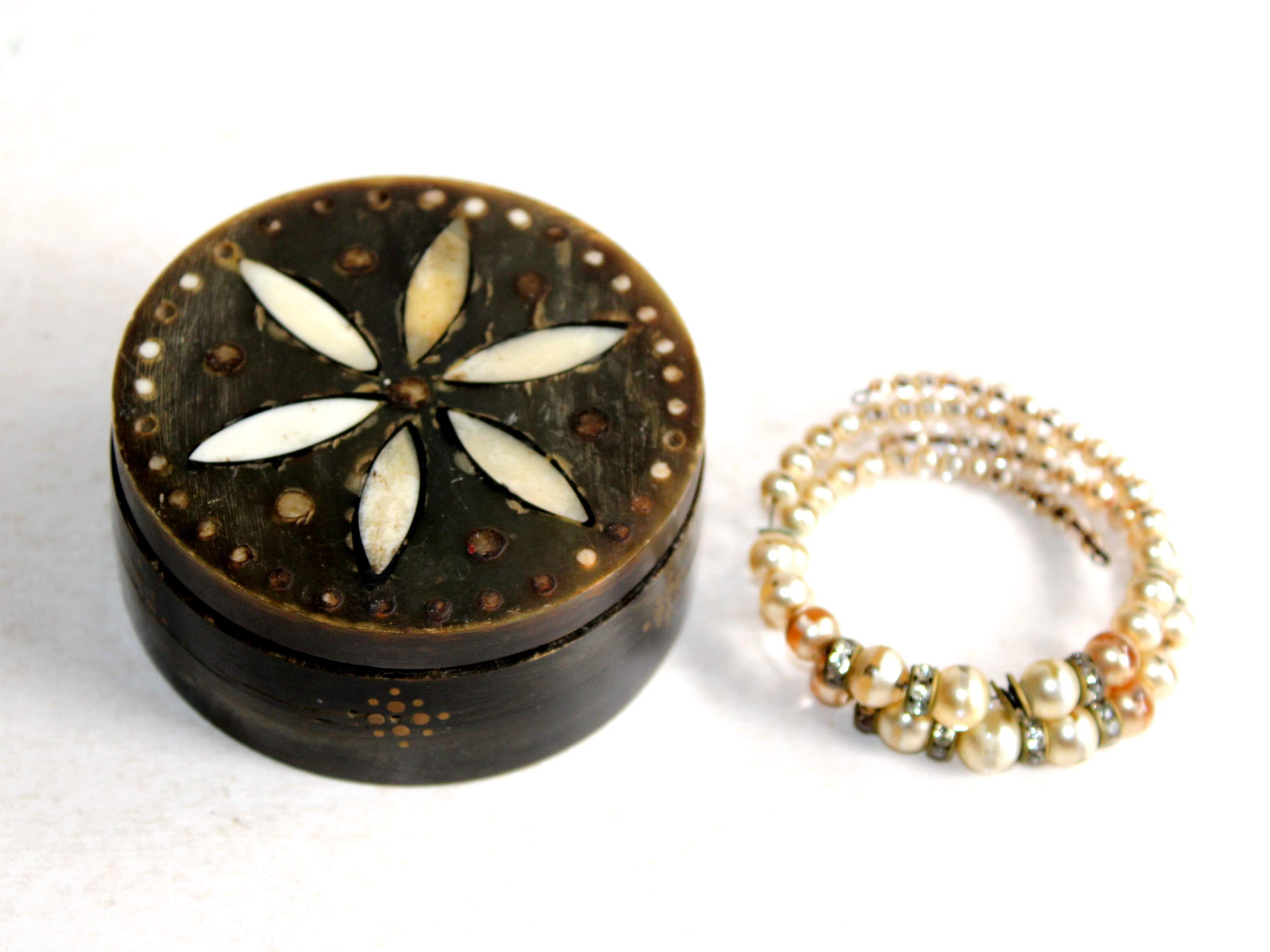 JOLI BOITE RONDE BIJOUX TABAC MEDICAMENT CORNE INSCRUSTÉ D'OS FAIT MAIN ART DECO