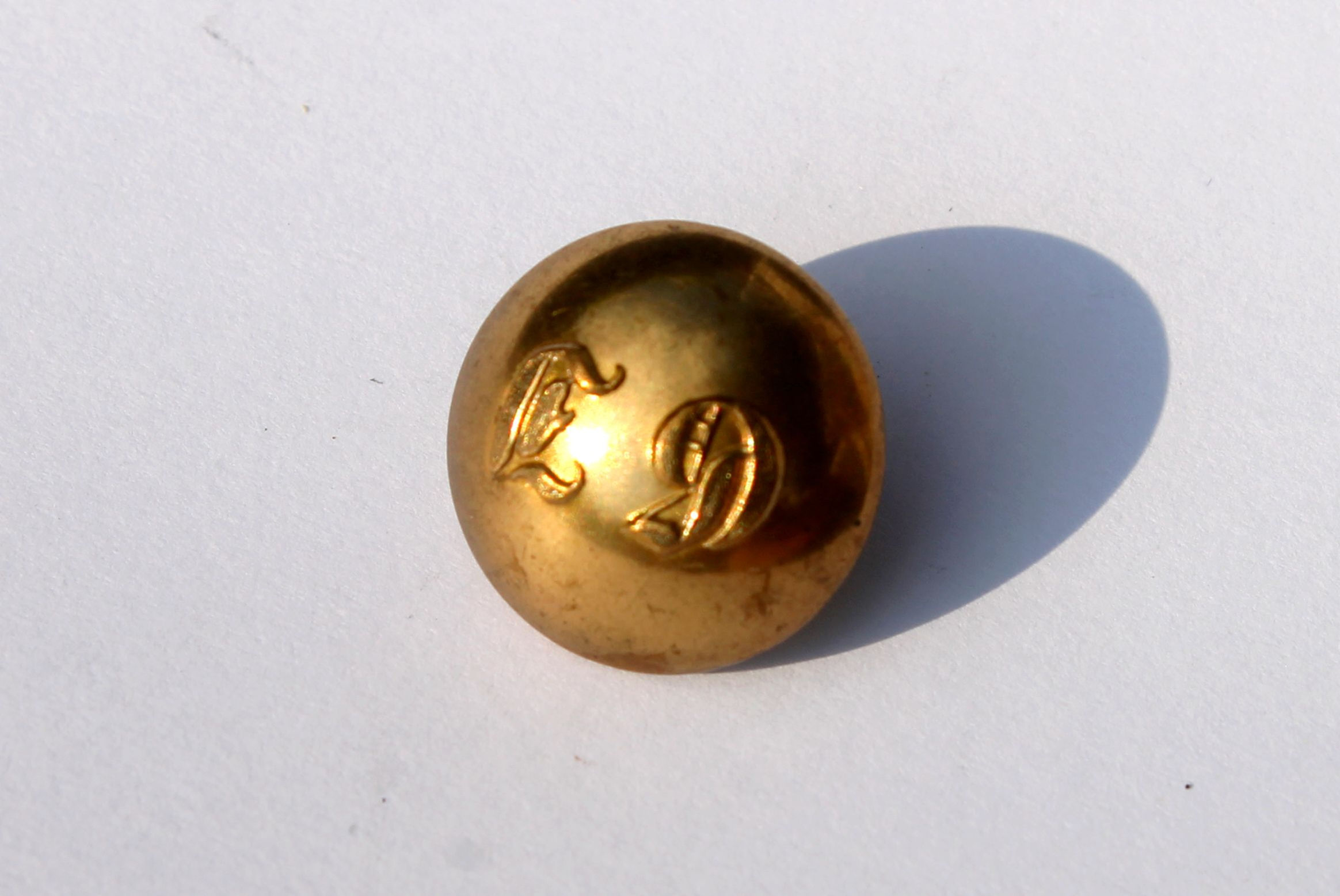 BOUTON UNIFORME ANCIEN DE LIVRÉE CHIFFRÉ - GOTHIQUE - INITIALE "GD" ou "ED" - 17