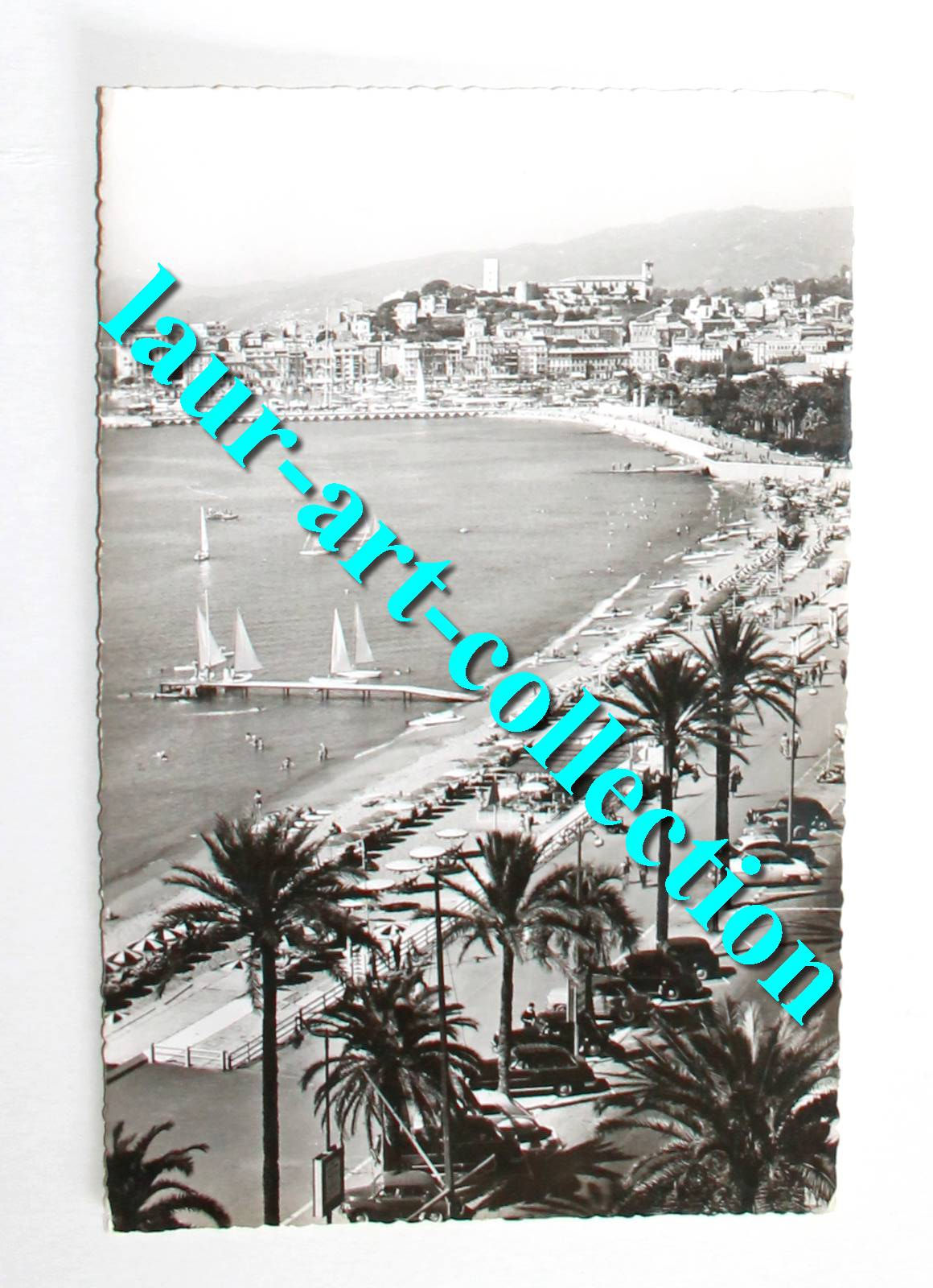 CPA ANIMÉ 06 COTE AZUR, CANNES LA PLAGE & LE SUQUET 1955 CARTE + TAMPON FESTIVAL