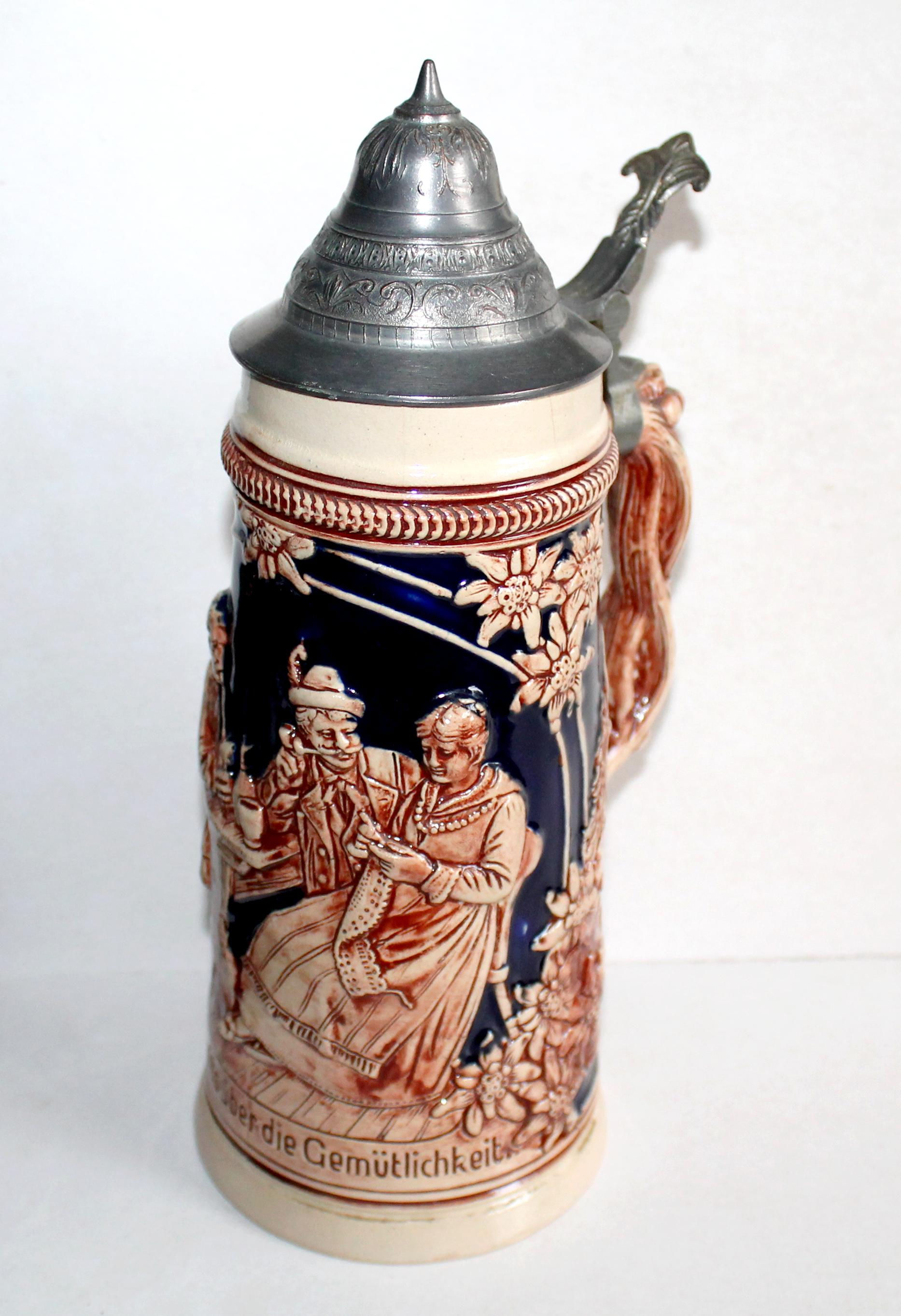 JOLIE ANCIENNE GRAND CHOPE BIERE ALLEMAND GRES EMAILLÉ, FEMME & HOMME H:28cm, 1L