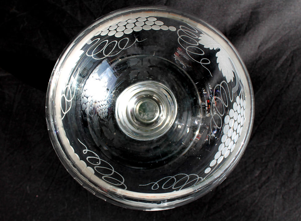 Miniatura: TRES JOLI GRAND VERRE, LAVE RINCE RAISIN, COUPE EN CRISTAL GRAVÉ, 26x16,5cm TTBE