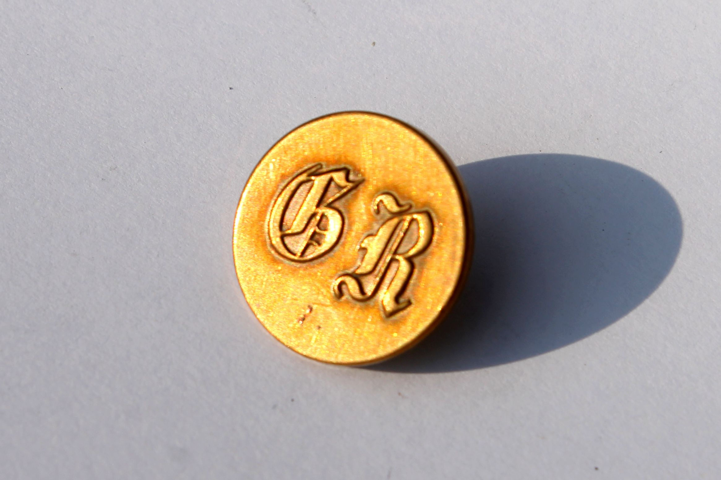 BOUTON PLAT UNIFORME ANCIEN DE LIVRÉE CHIFFRÉ - GOTHIQUE - INITIALE "GR" - G & C