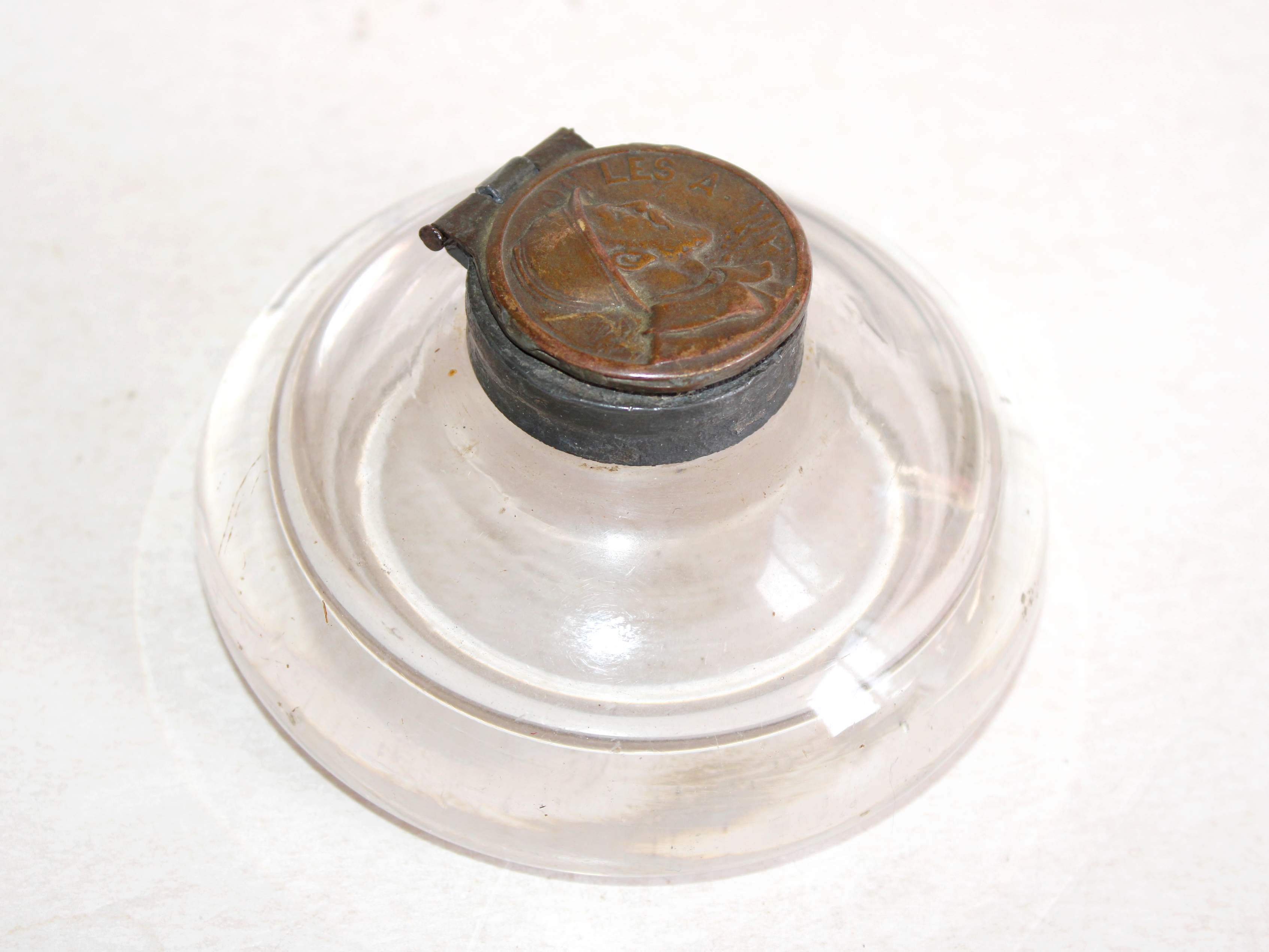 ANCIEN ENCRIER DE BUREAU EN VERRE SOUFFLE ROND + PIECE SOLDAT POILU "ON LES A"