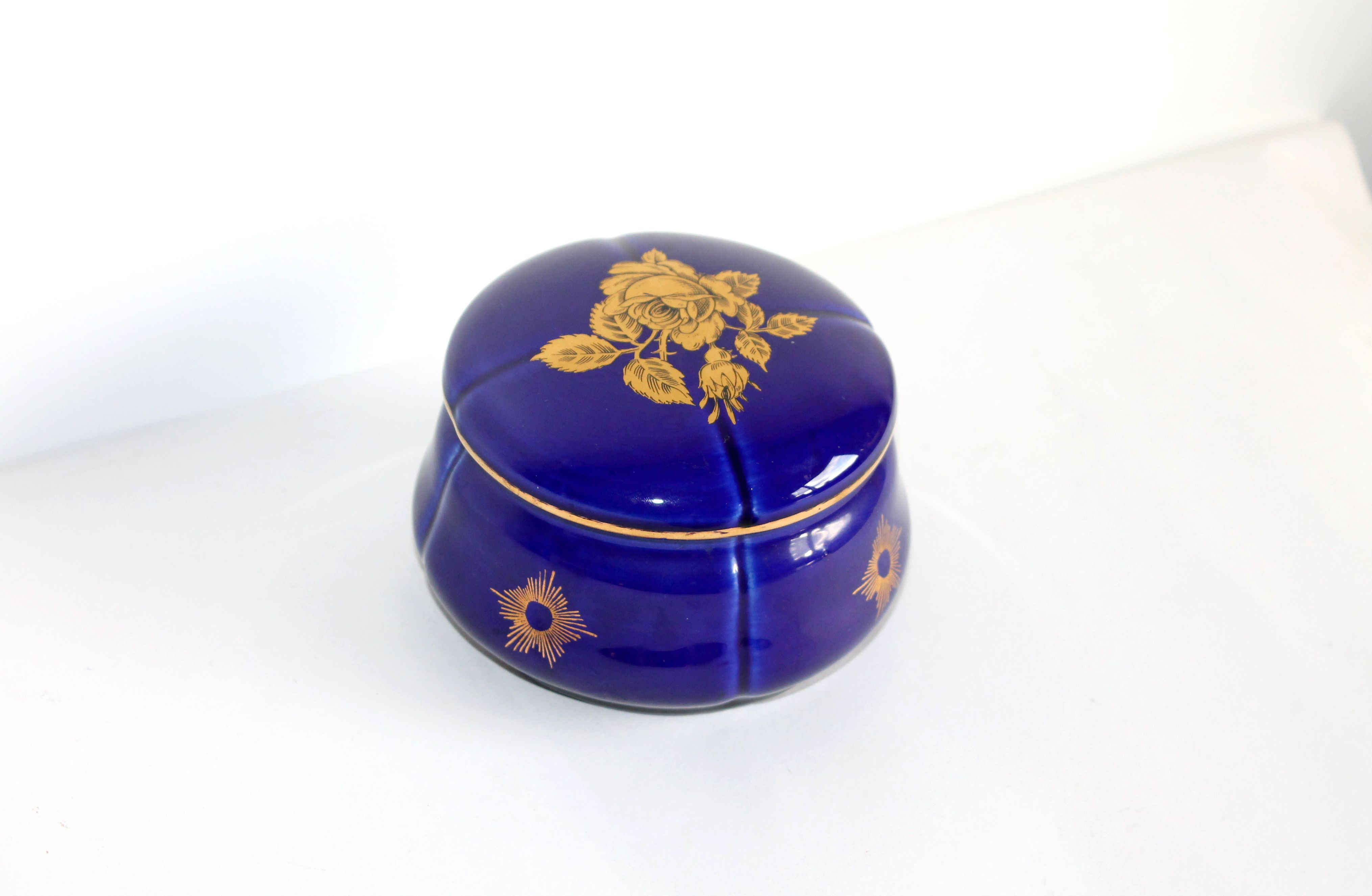 ANCIEN BONBONNIERE BOITE GIEN FRANCE PORCELAINE BLEU DORURE FLEUR ROSE FEUILLAGE