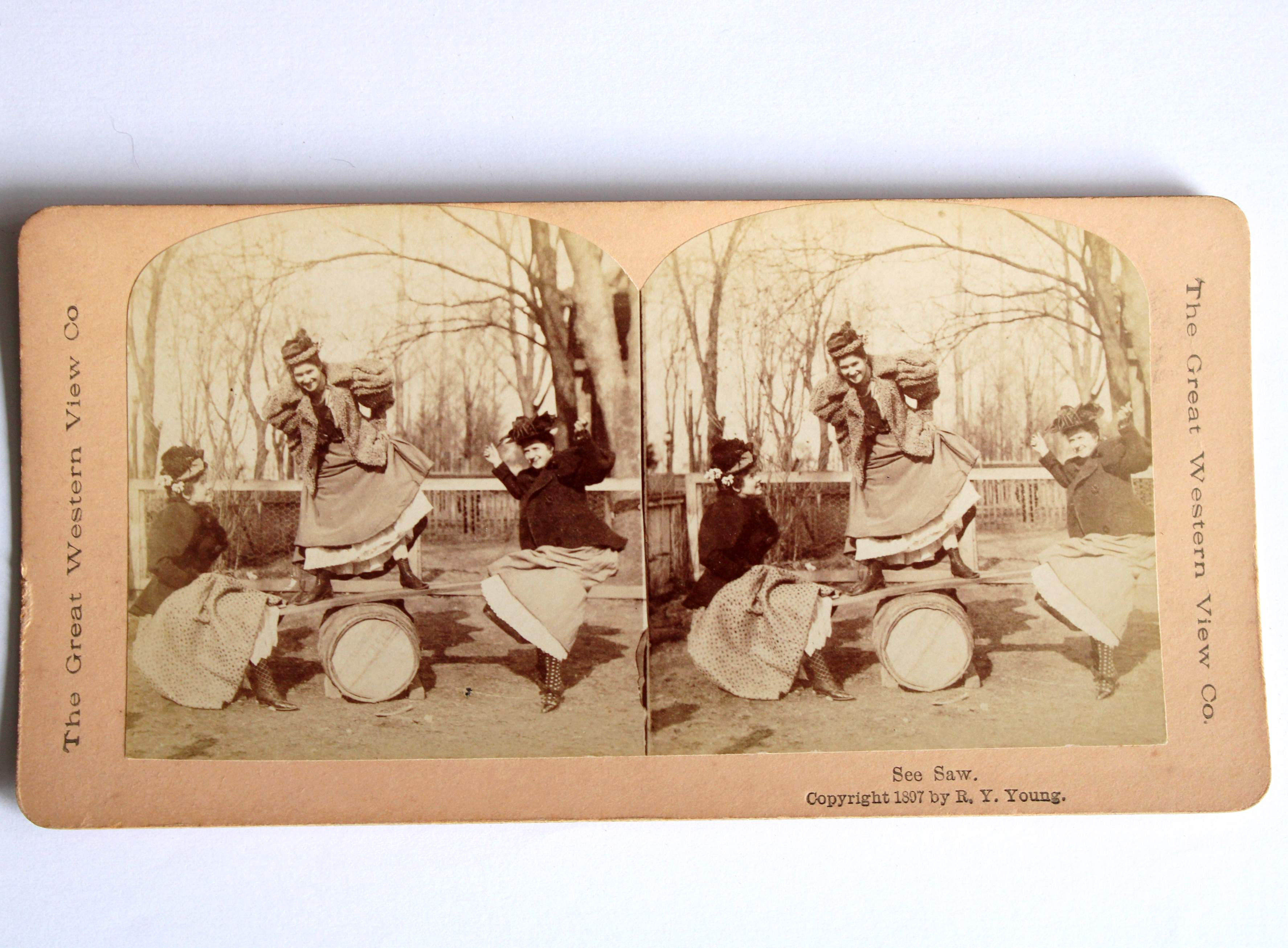 PHOTO VUE STEREO ALBUMINE SCENE DE VIE, FEMMES JOUANT A LA BALANCOIRE 1897 YOUNG