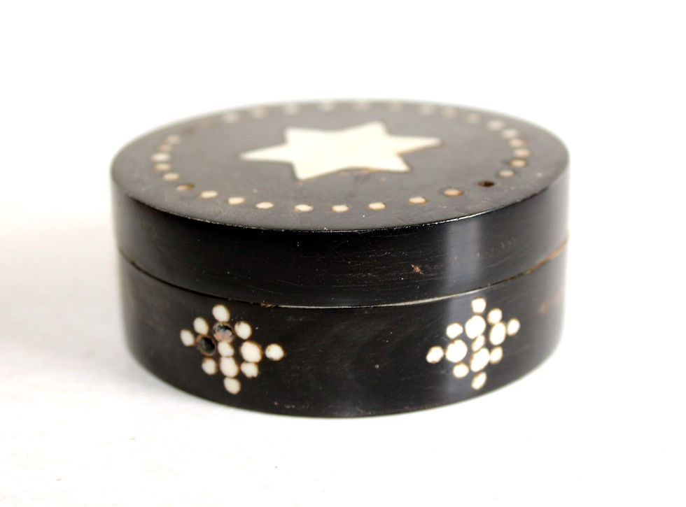 Miniatura: JOLI BOITE RONDE BIJOUX TABAC MEDICAMENT CORNE INSCRUSTÉ D'OS FAIT MAIN ART DECO