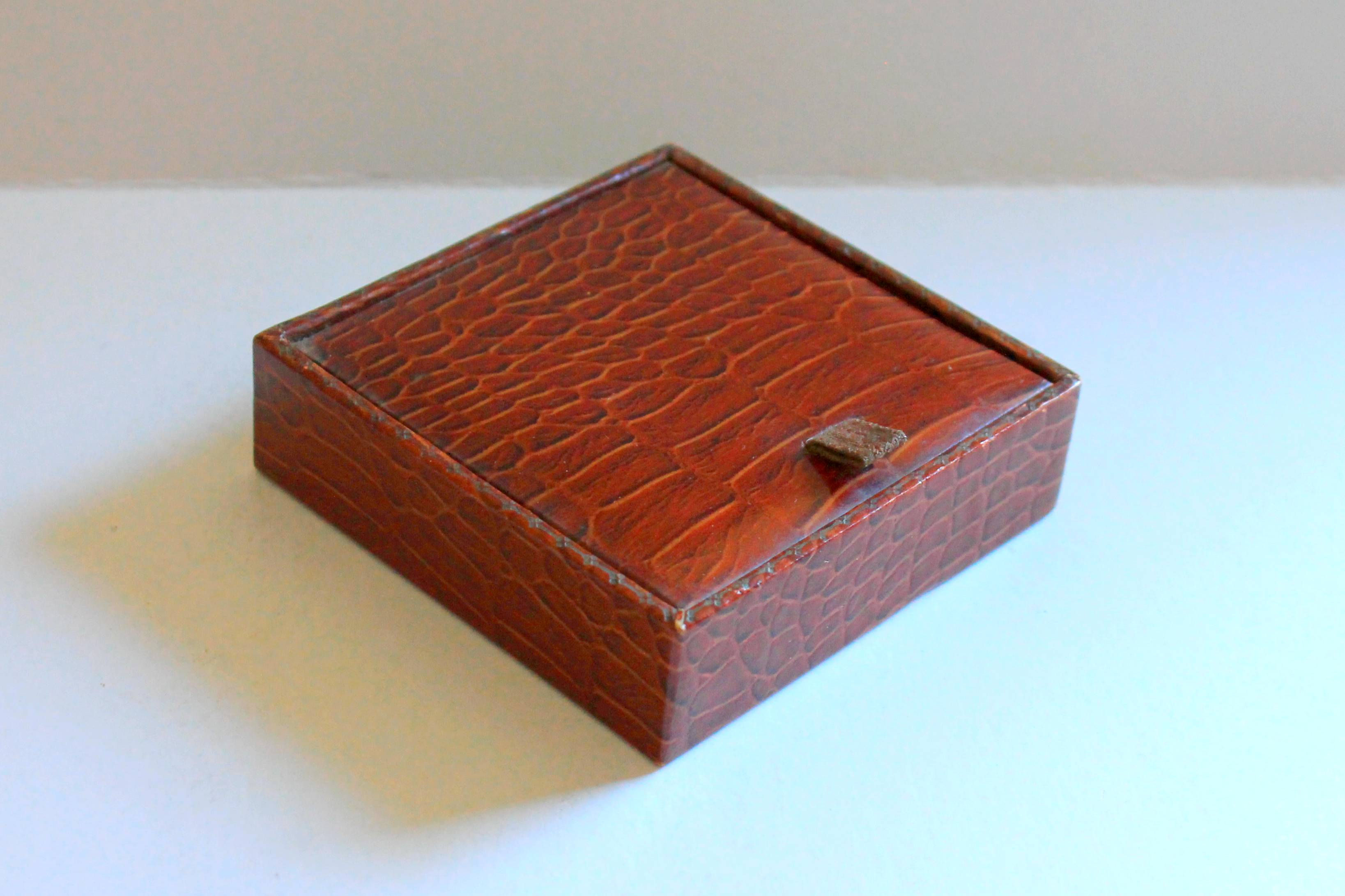 JOLI ECRIN BOITE EN BOIS - STYLE ECAILLES - 4 CASES / COMPARTIMENTS - 9x9x2,5cm