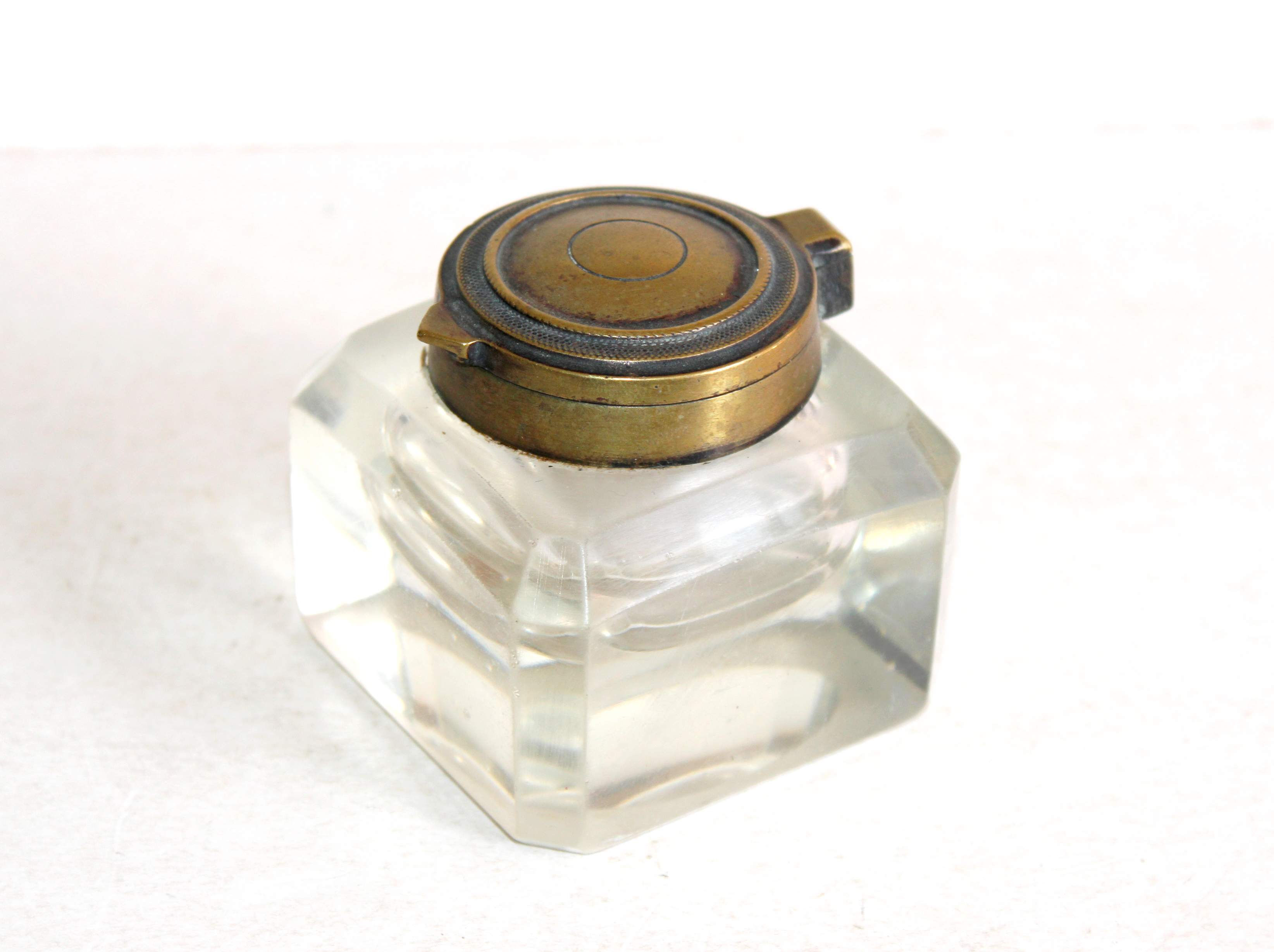 JOLI ANCIEN ENCRIER DE BUREAU EN CRISTAL ET MONTURE EN LAITON STYLE NAPOLEON III